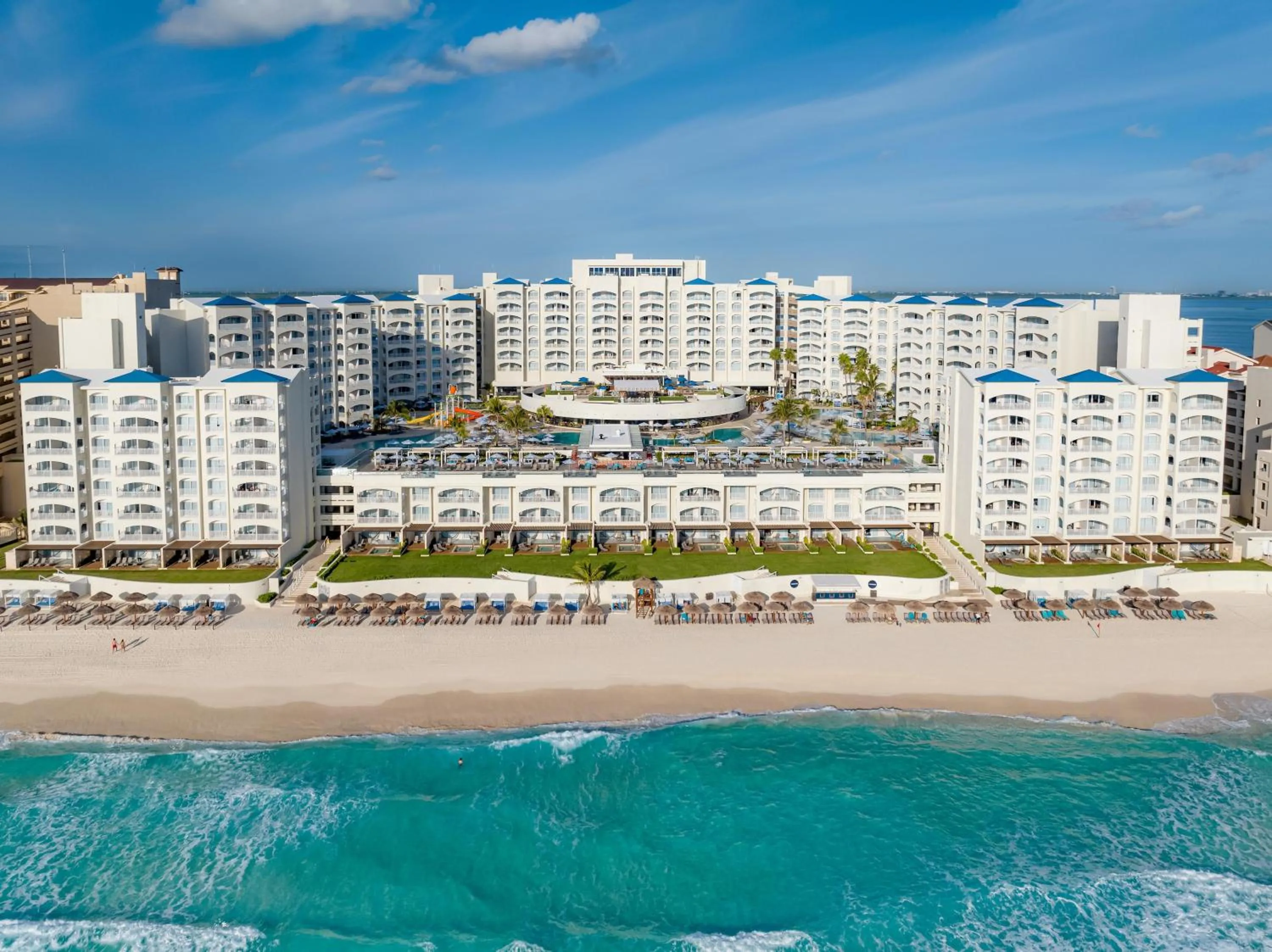 Property building in Hilton Cancun Mar Caribe All-Inclusive Resort