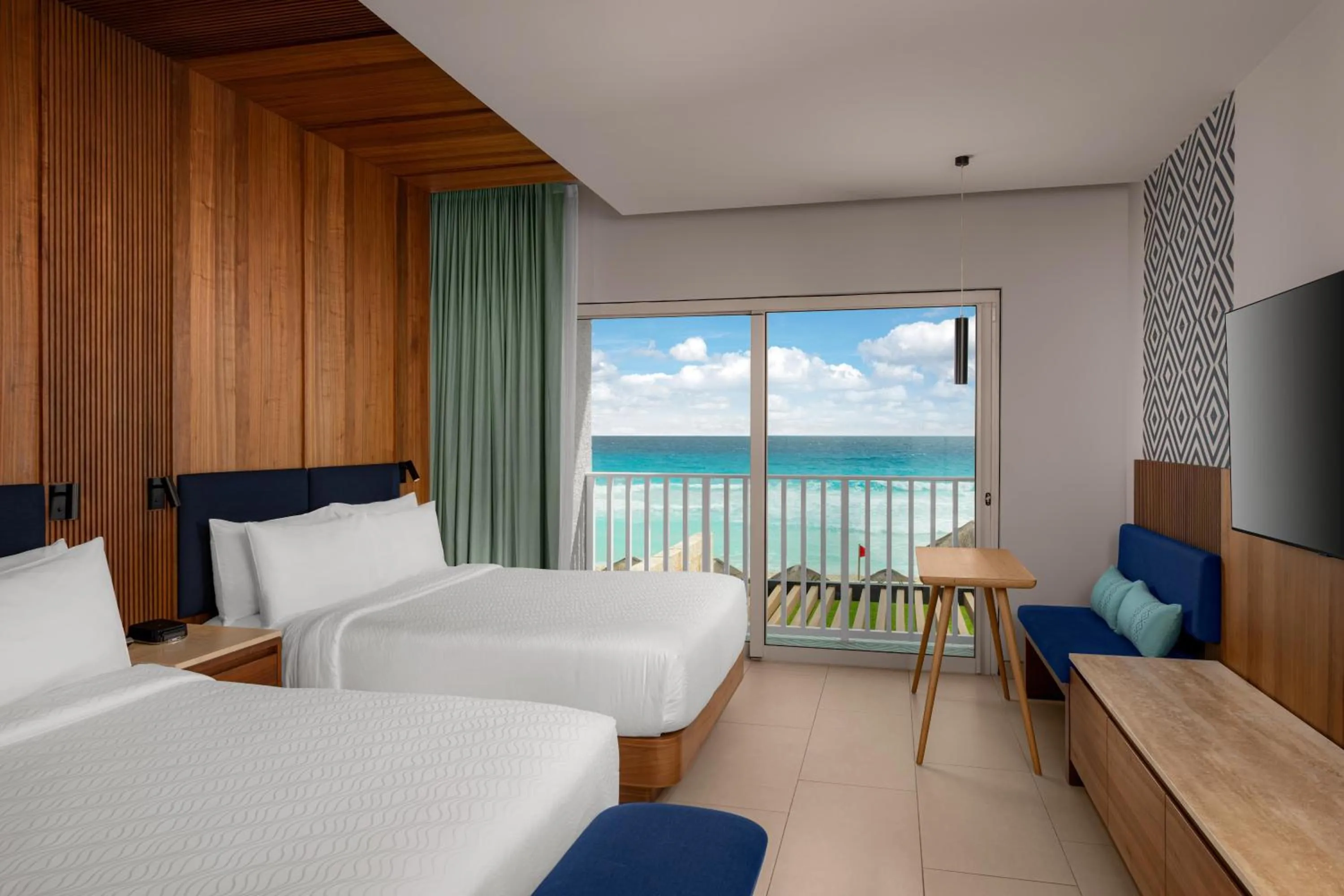Bed in Hilton Cancun Mar Caribe All-Inclusive Resort