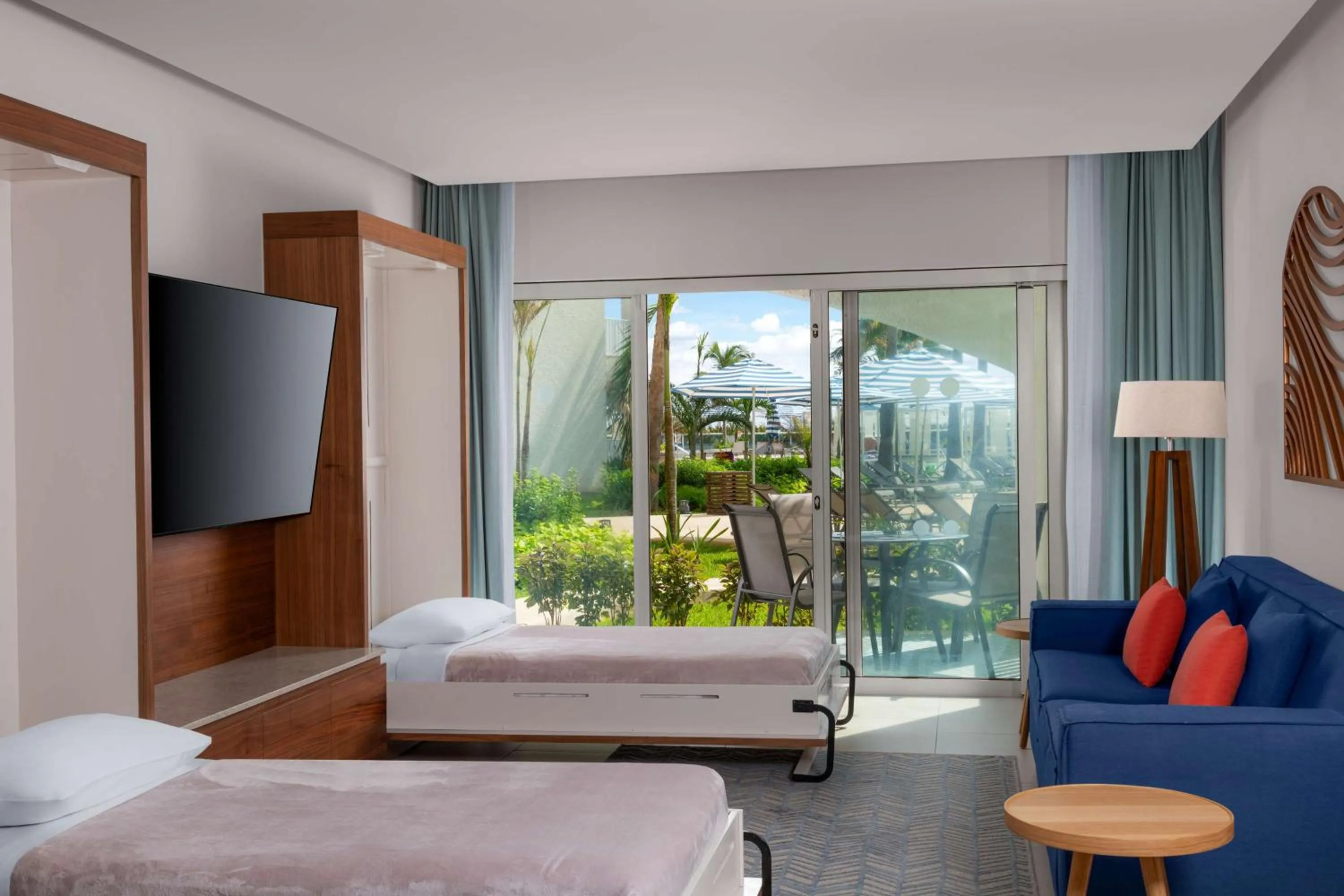 Living room, Bed in Hilton Cancun Mar Caribe All-Inclusive Resort