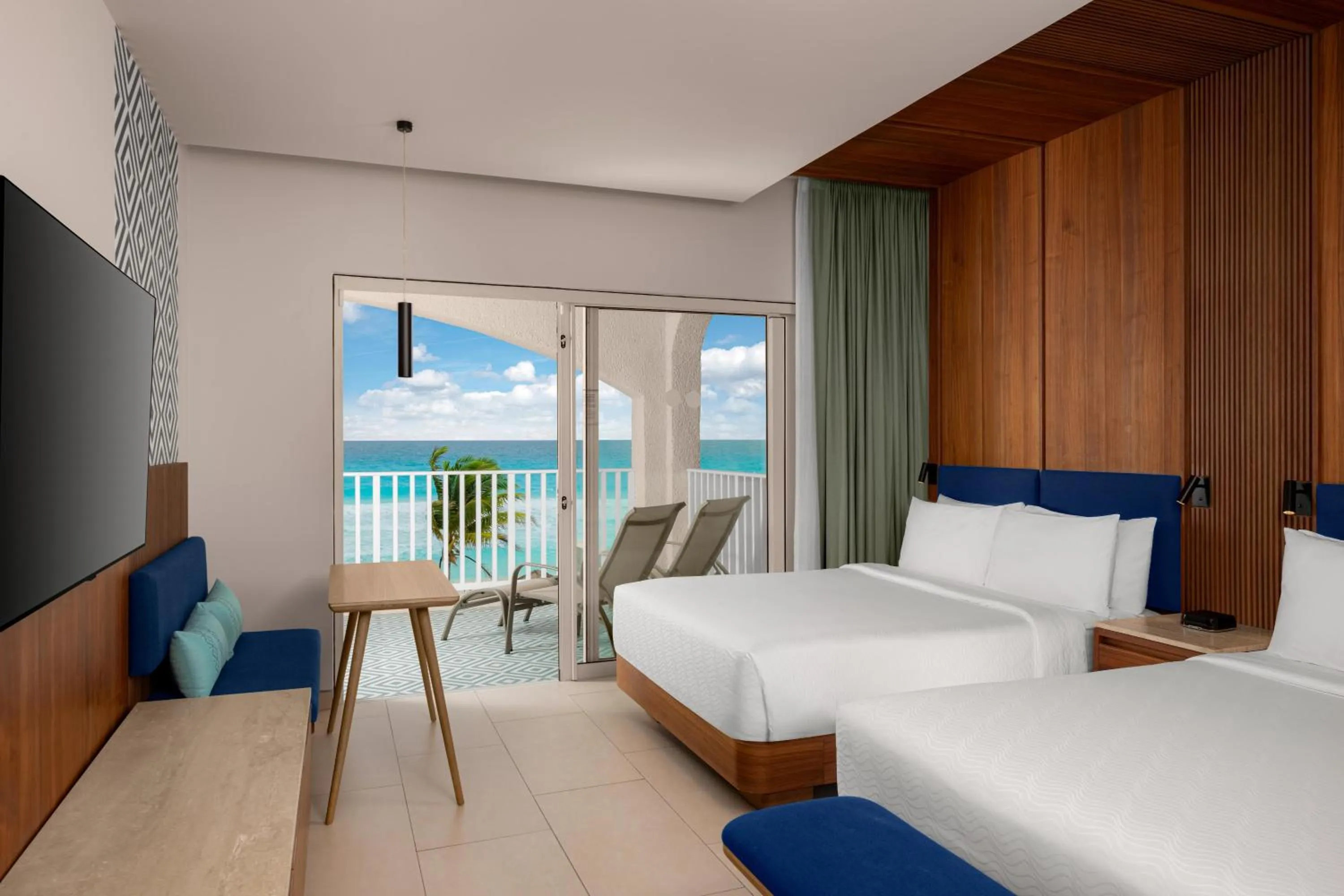 Bed in Hilton Cancun Mar Caribe All-Inclusive Resort