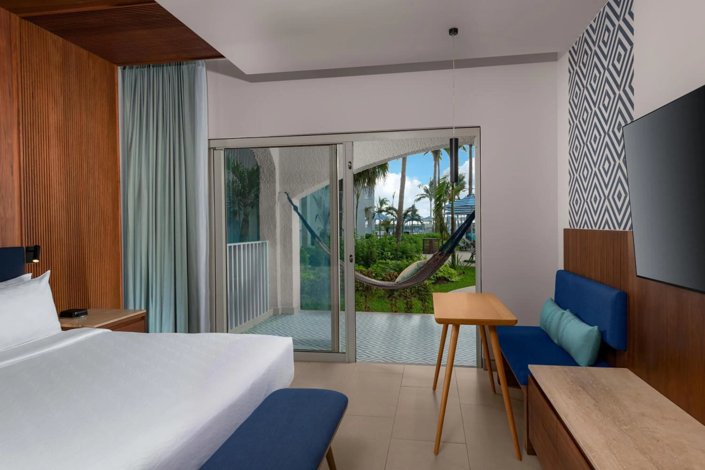 Bed in Hilton Cancun Mar Caribe All-Inclusive Resort