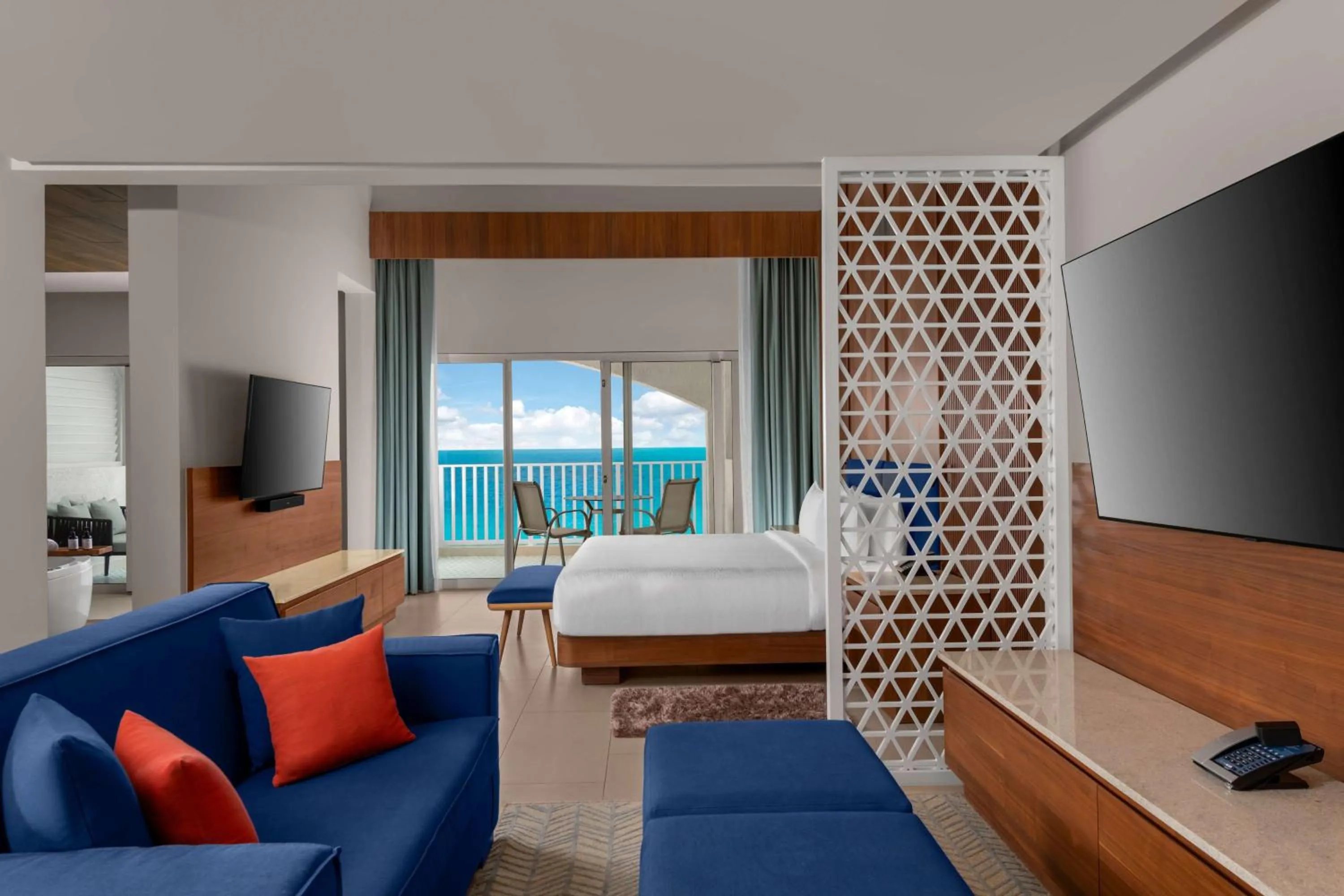 Living room, Bed in Hilton Cancun Mar Caribe All-Inclusive Resort