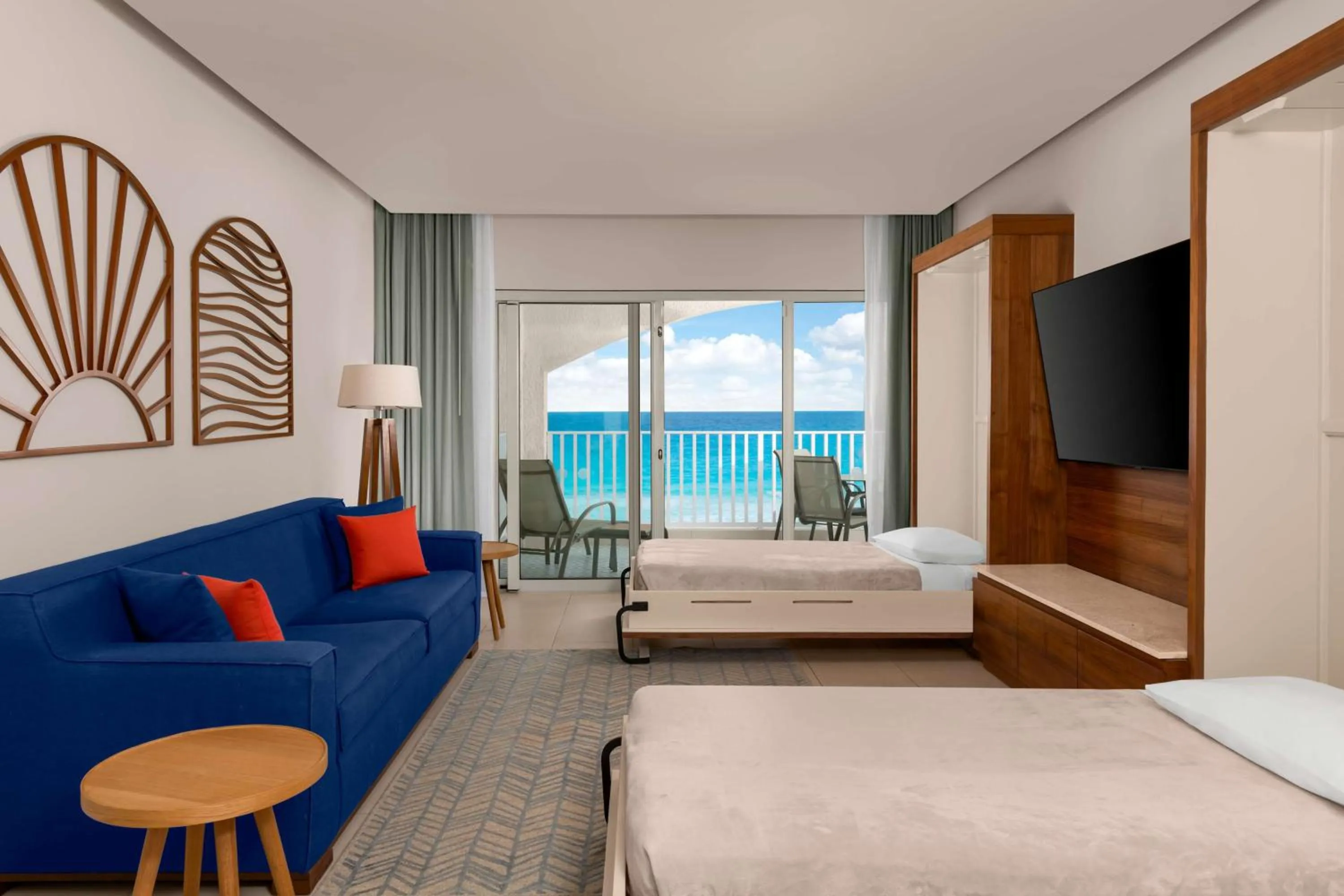 Living room, Bed in Hilton Cancun Mar Caribe All-Inclusive Resort
