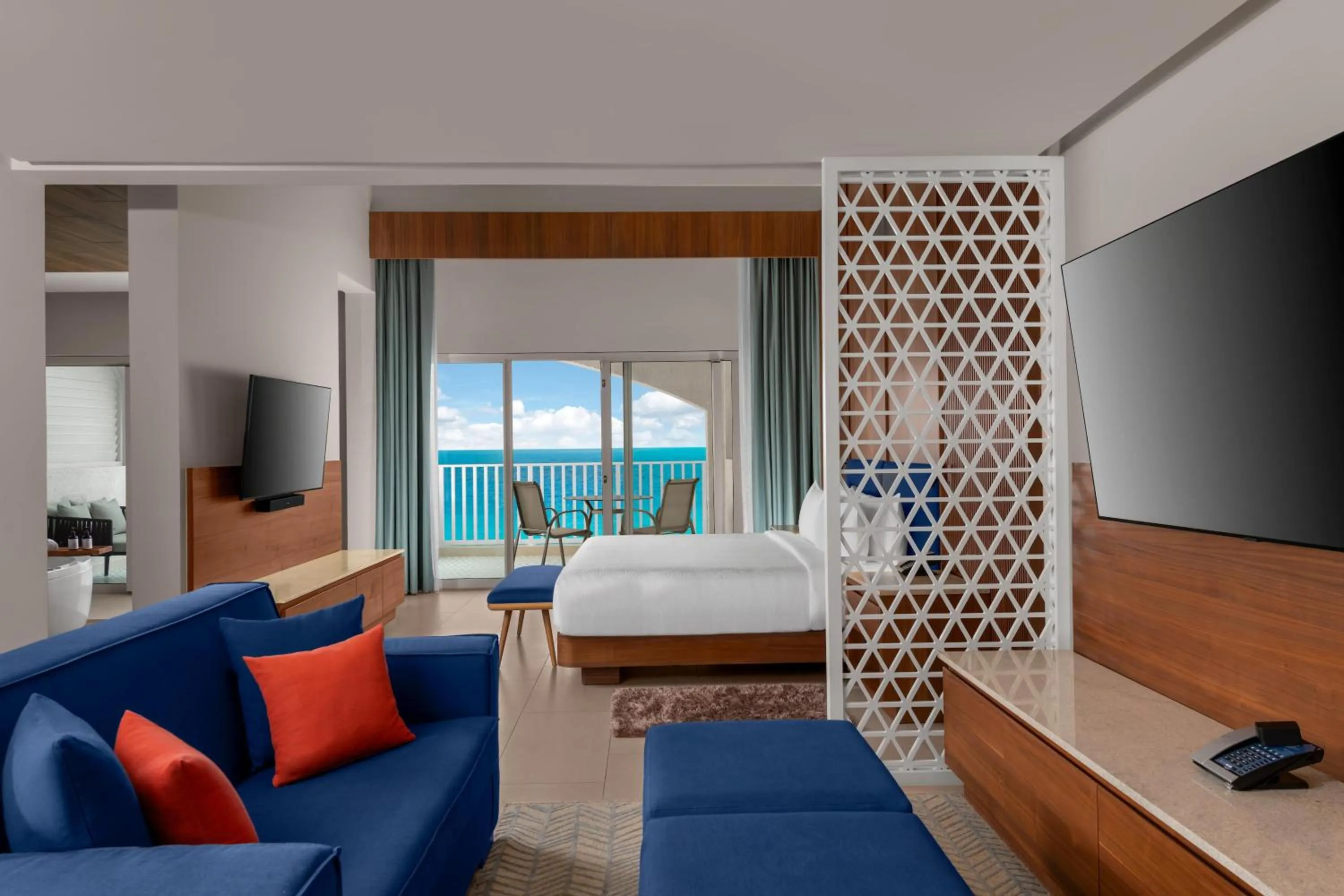 Living room, Bed in Hilton Cancun Mar Caribe All-Inclusive Resort