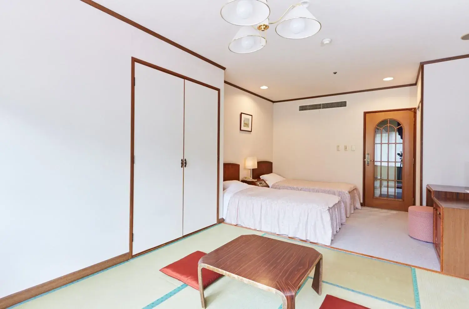 Standard Room with Tatami Area - single occupancy - Ski Run View in Hotel Green Plaza Hakuba Standard Room with Tatami Area - single occupancy - Ski Run View in Hotel Green Plaza Hakuba