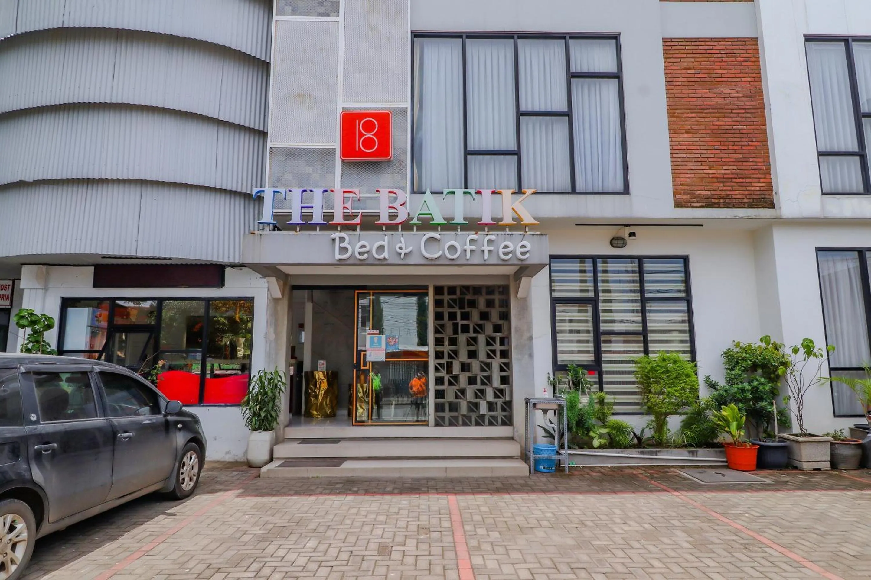 Facade/entrance in Super OYO Collection O 31 The Batik Bed And Coffee Bandung