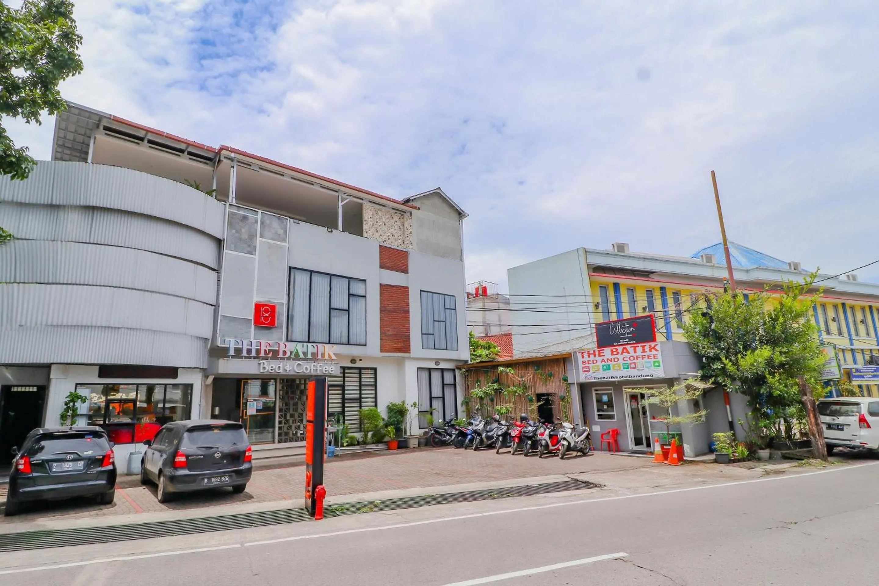 Facade/entrance in Super OYO Collection O 31 The Batik Bed And Coffee Bandung