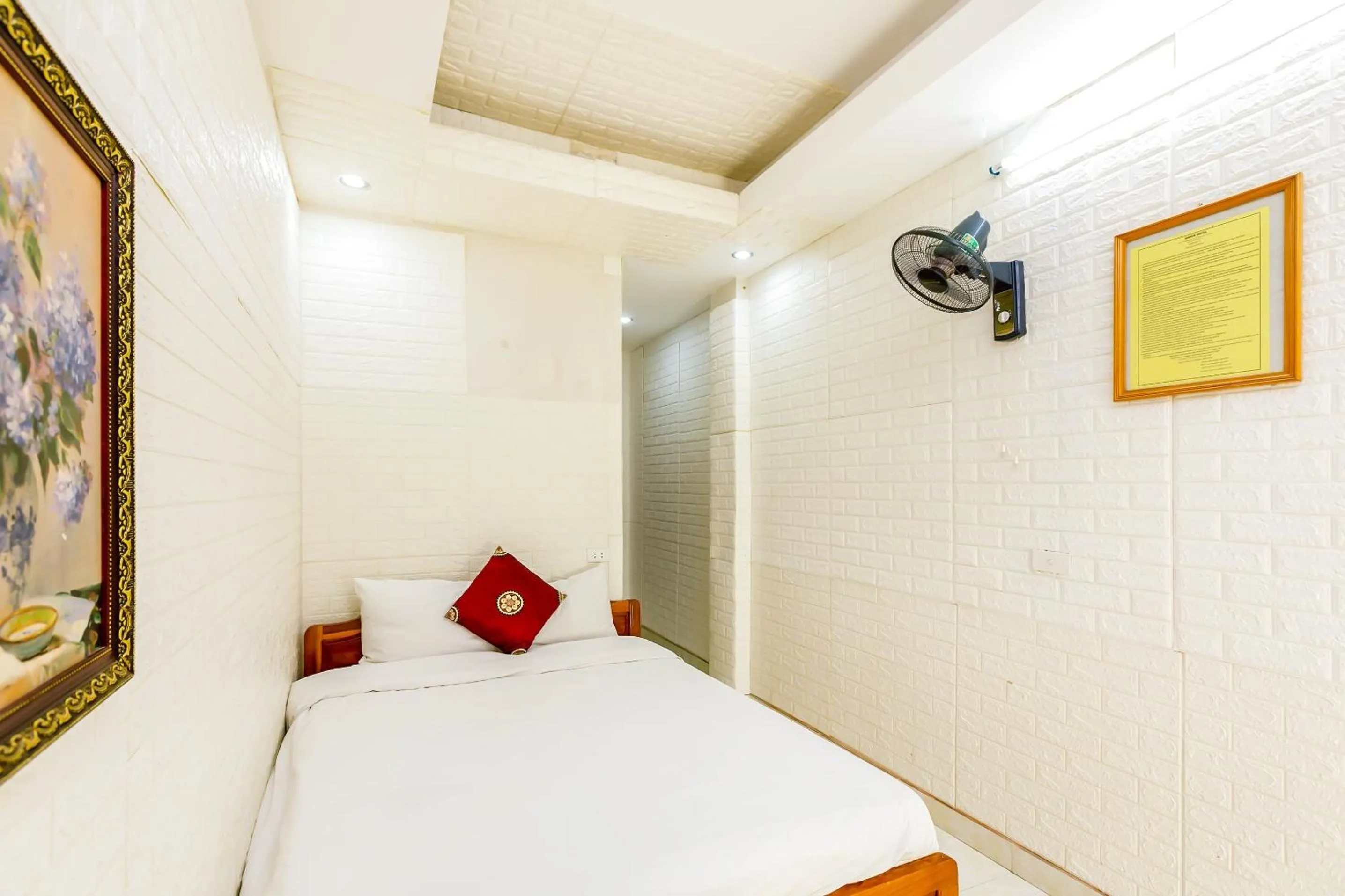 Bedroom, Bed in OYO 604 Queen Hotel spot-on