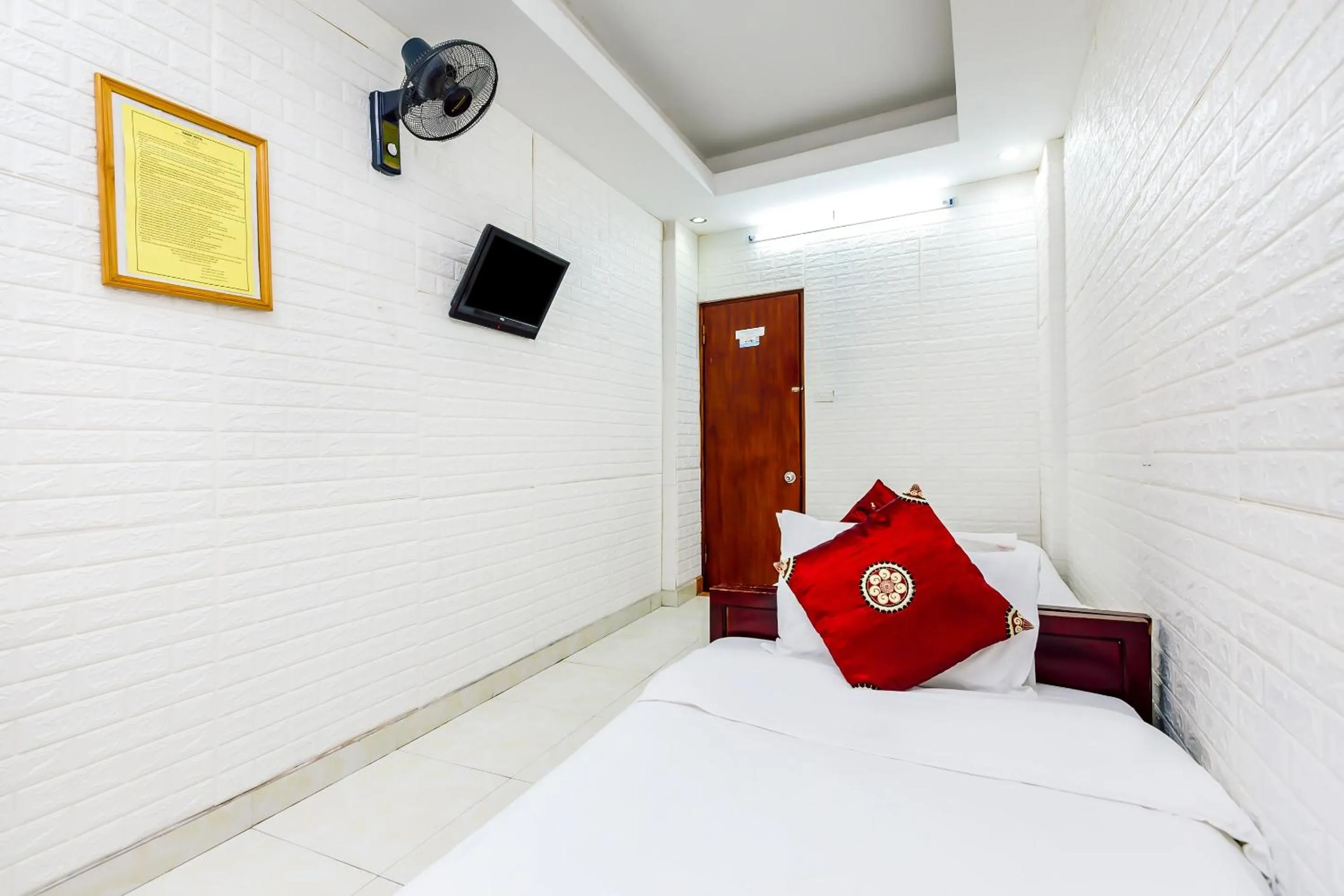 Bedroom, Bed in OYO 604 Queen Hotel spot-on