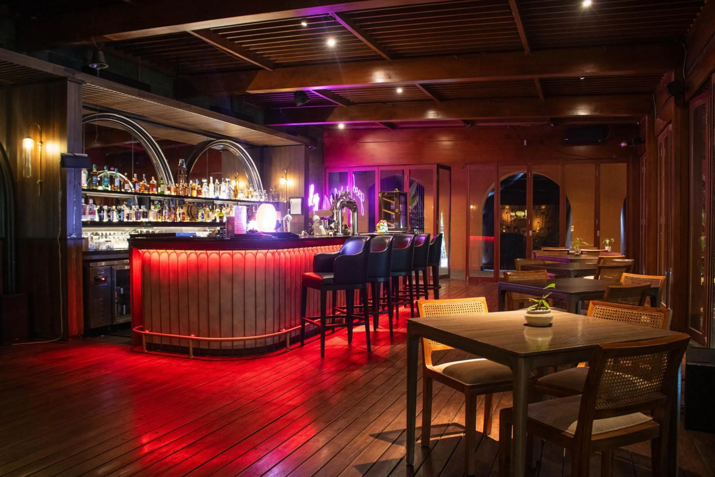 Lounge or bar in ARTOTEL Suites Bianti Yogyakarta, CHSE Certified