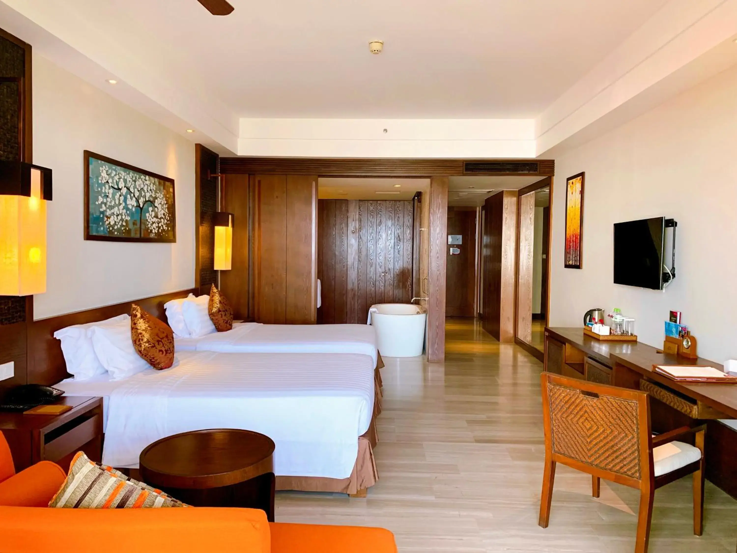 Premier Twin Room with Balcony and Garden View in Crowne Plaza Danang Hotel & Resort Premier Twin Room with Balcony and Garden View in Crowne Plaza Danang Hotel & Resort