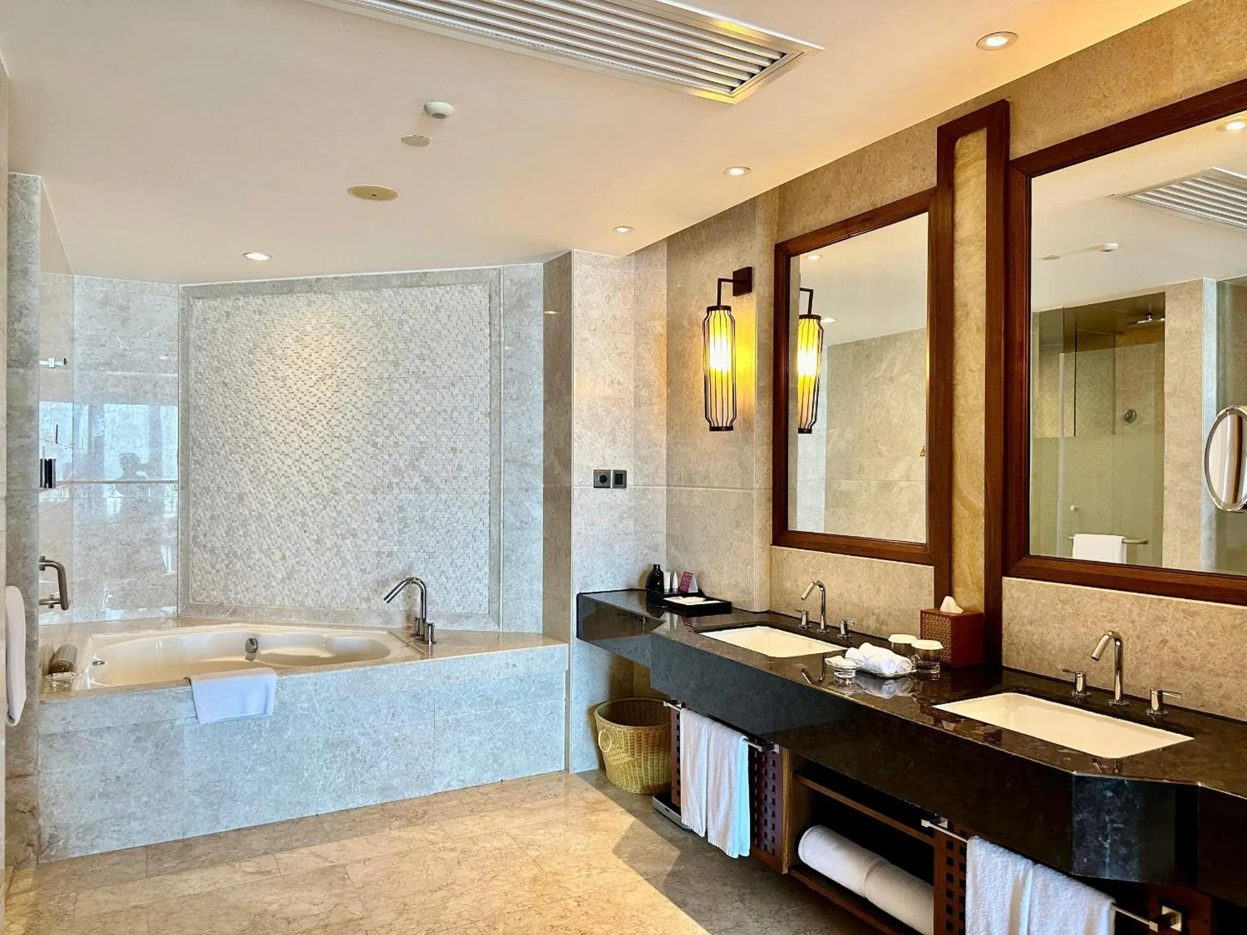 Shower in Crowne Plaza Danang Hotel & Resort
