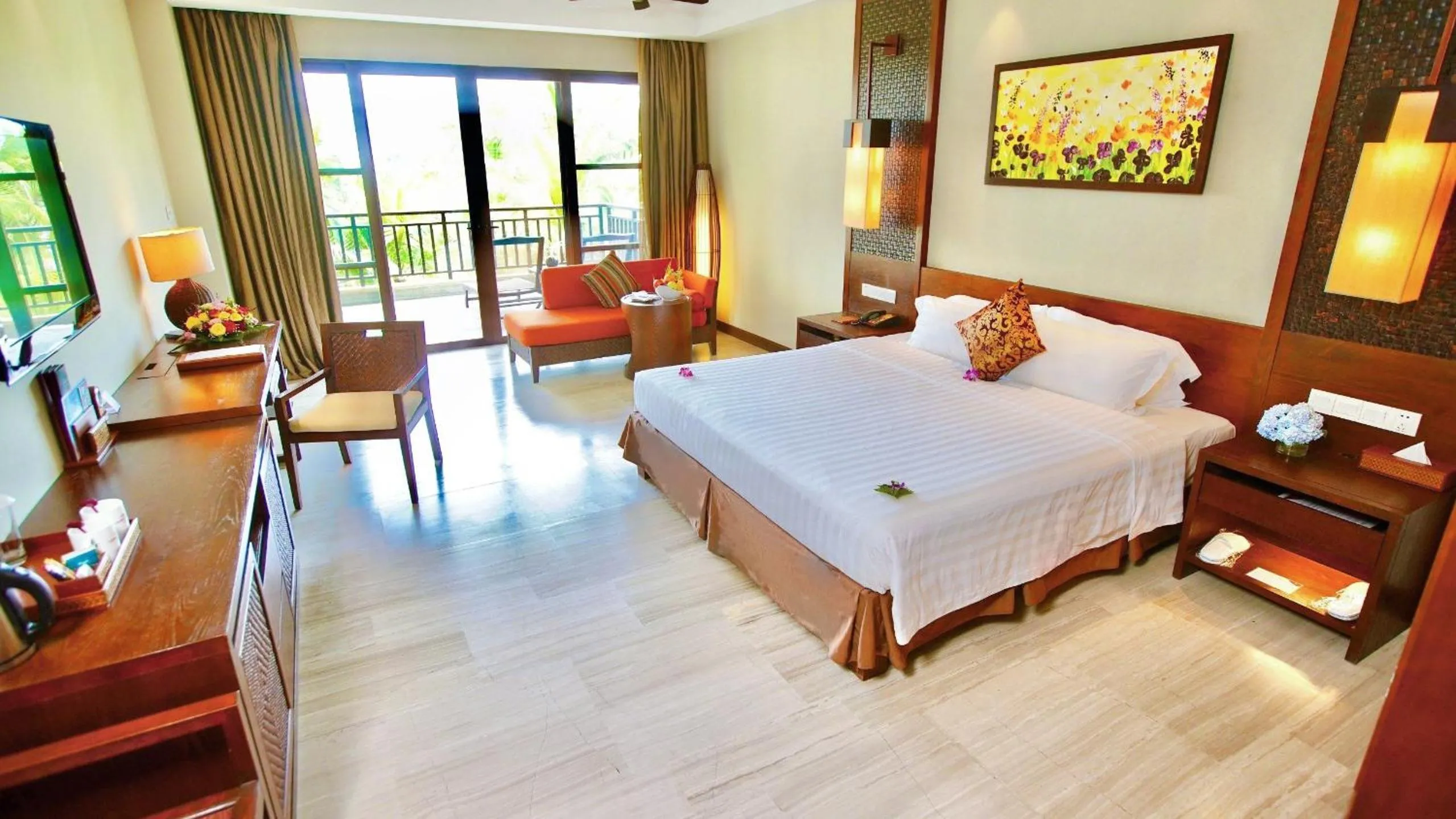Photo of the whole room, Bed in Crowne Plaza Danang Hotel & Resort