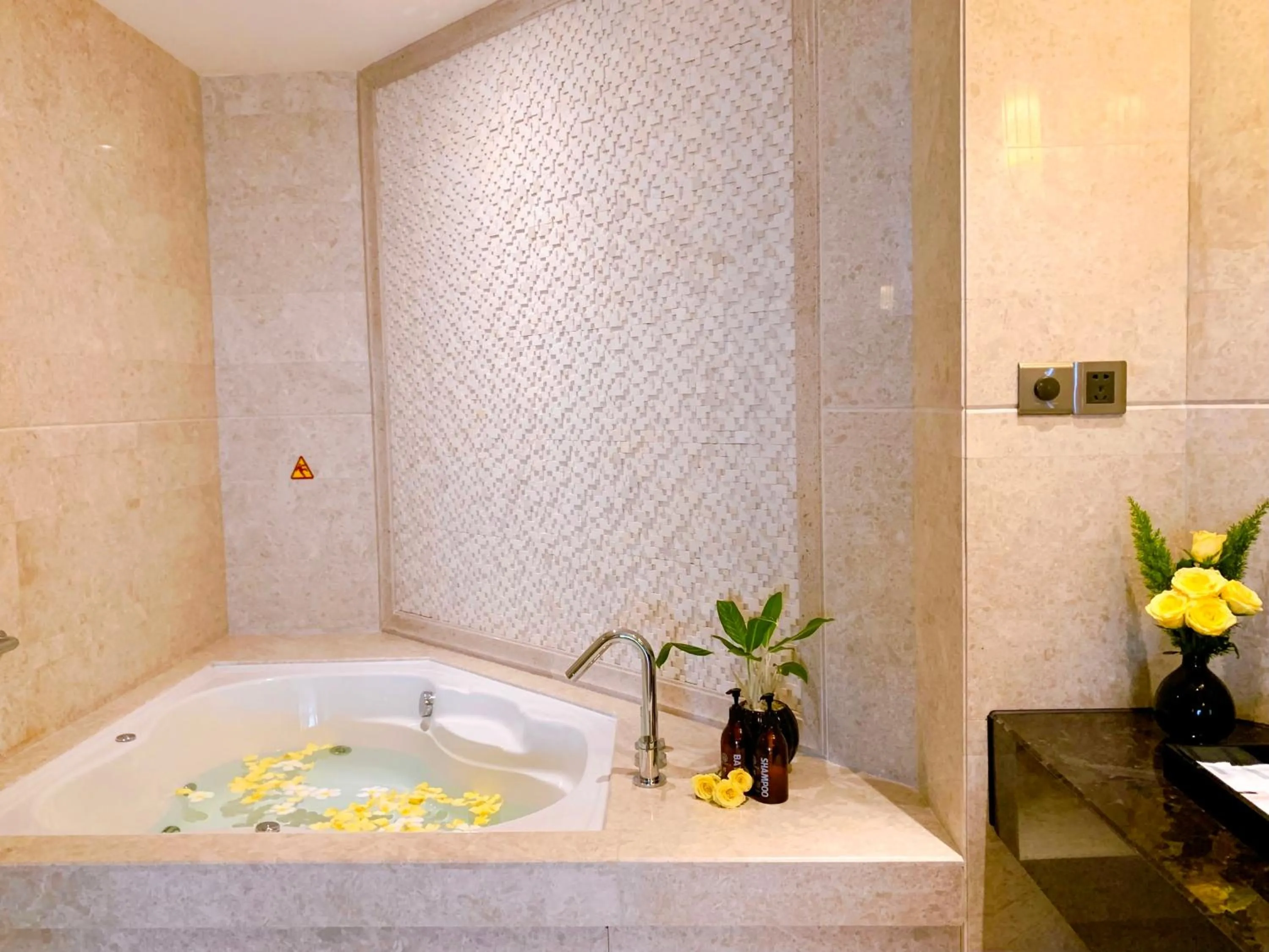 Hot Tub in Crowne Plaza Danang Hotel & Resort