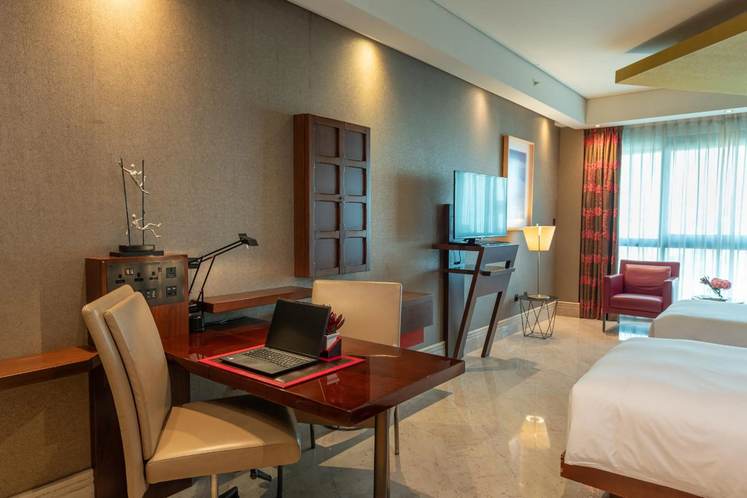 Dining area, Bed in The Creekside Hotel, Dubai - an Accor Hotel