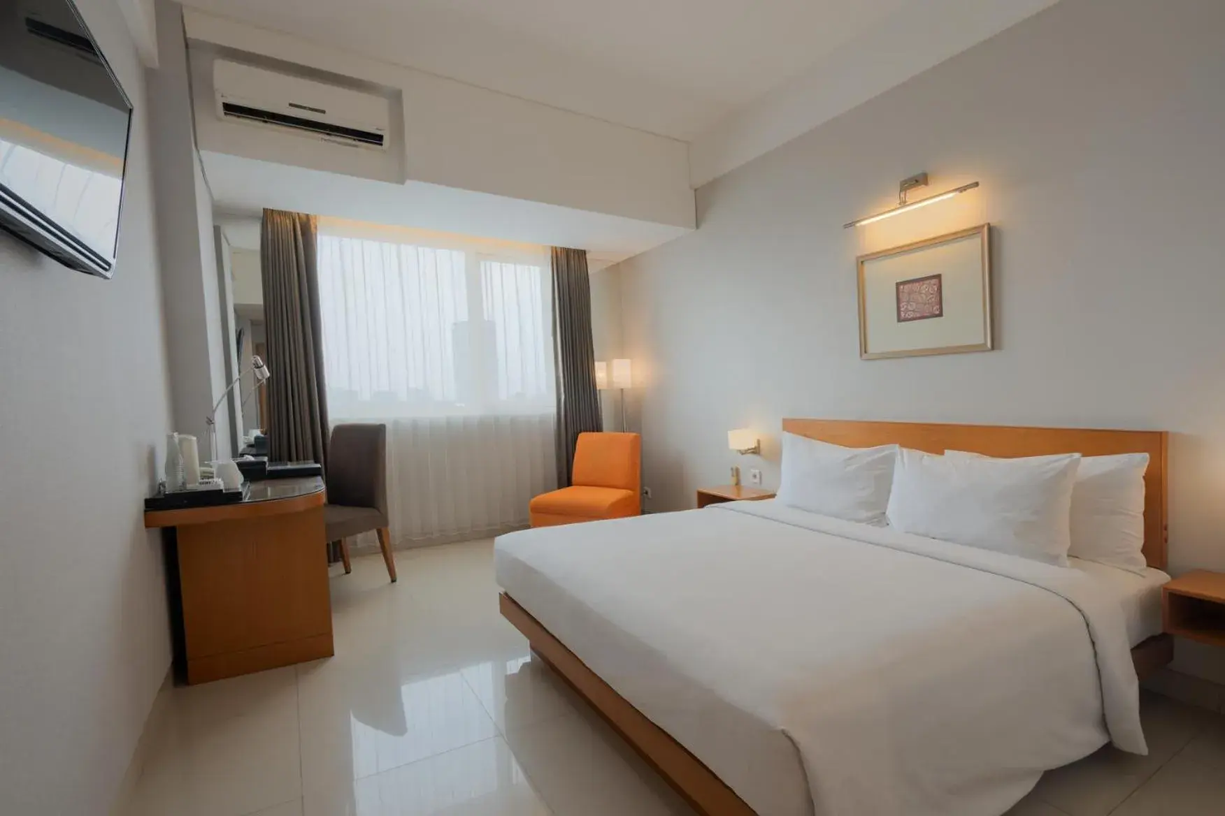 Deluxe Double Room in Hotel Santika Jemursari Deluxe Double Room in Hotel Santika Jemursari