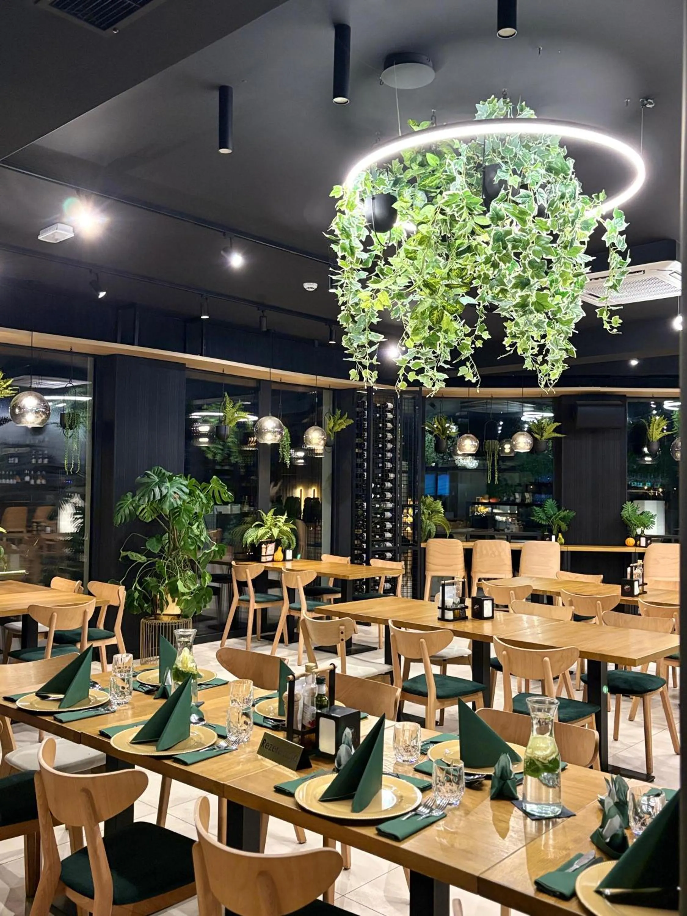 Restaurant/places to eat in Amber Park Spa