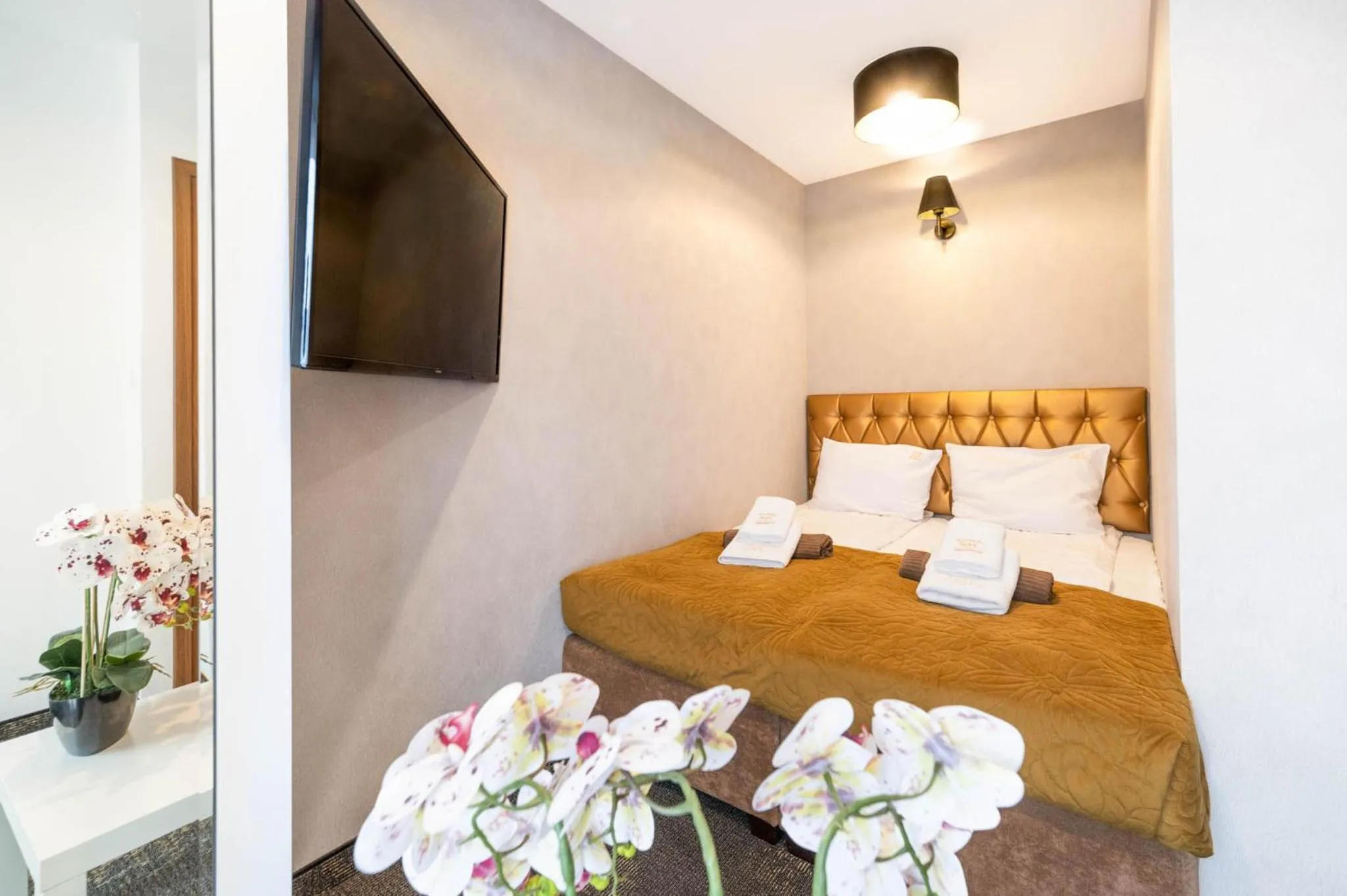 Photo of the whole room, Bed in Amber Park Spa