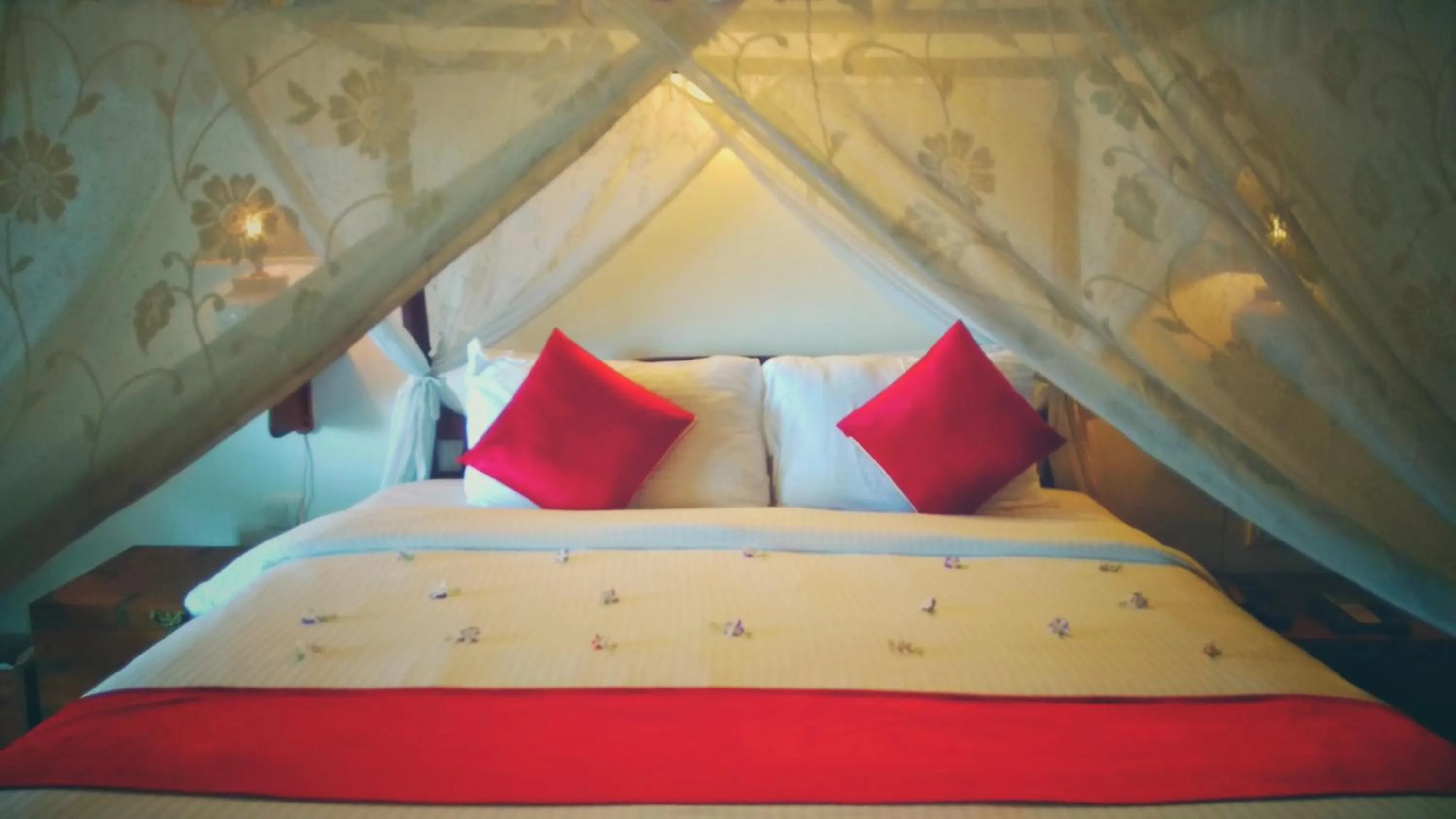 Bed in Punnamada Resort