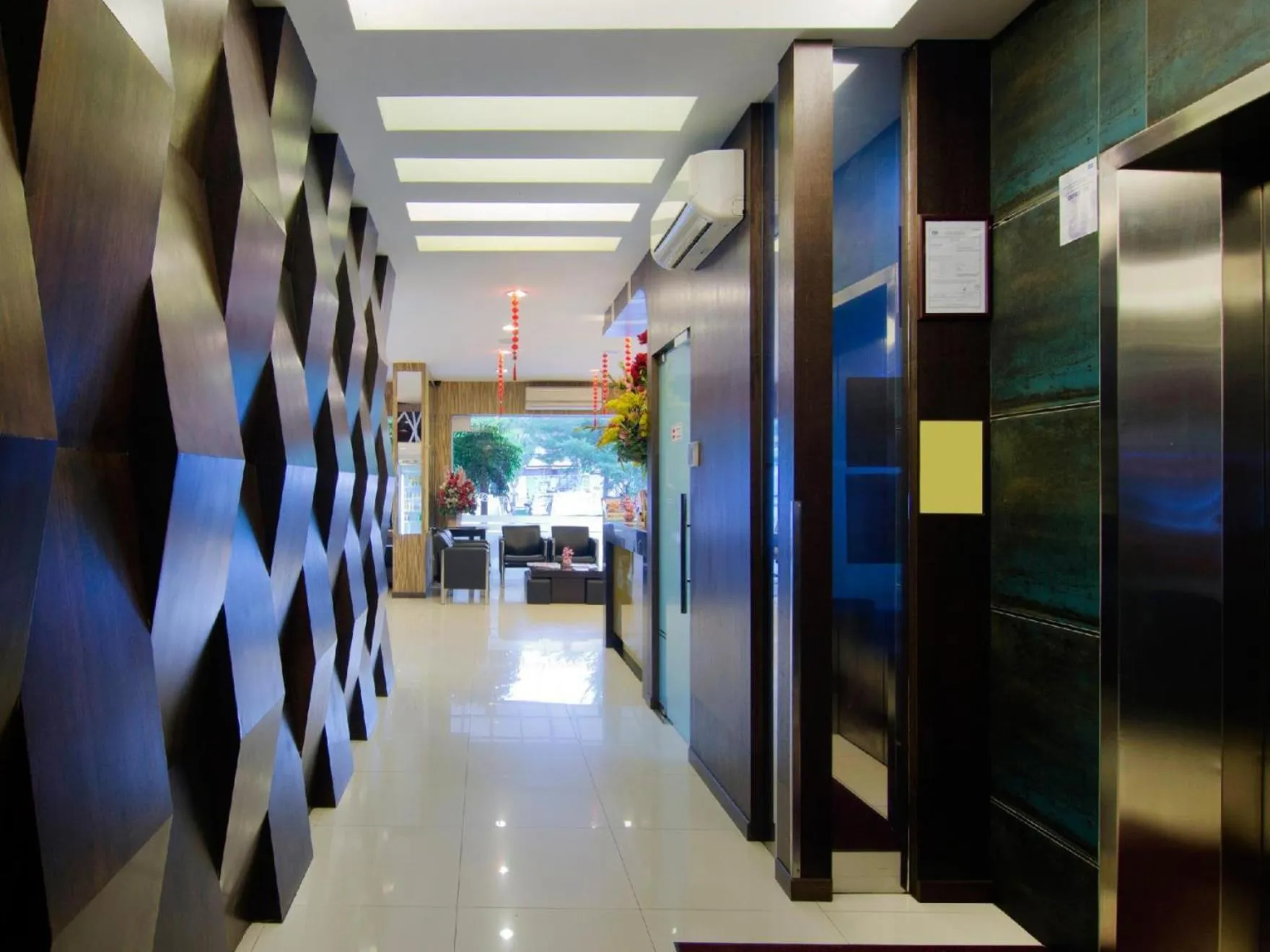 Lobby or reception in Eight Days Boutique Hotel - Mount Austin