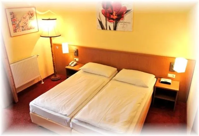 Bedroom, Bed in Parkhotel Neubauer