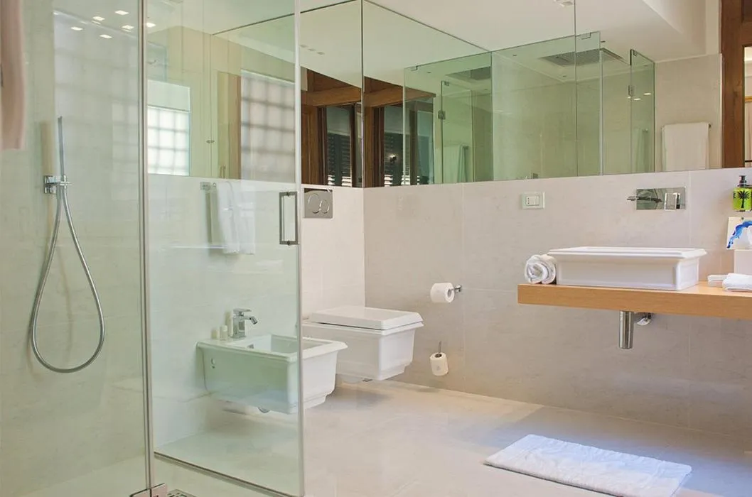 Shower in La Fiermontina Palazzo Bozzi Corso Hotel