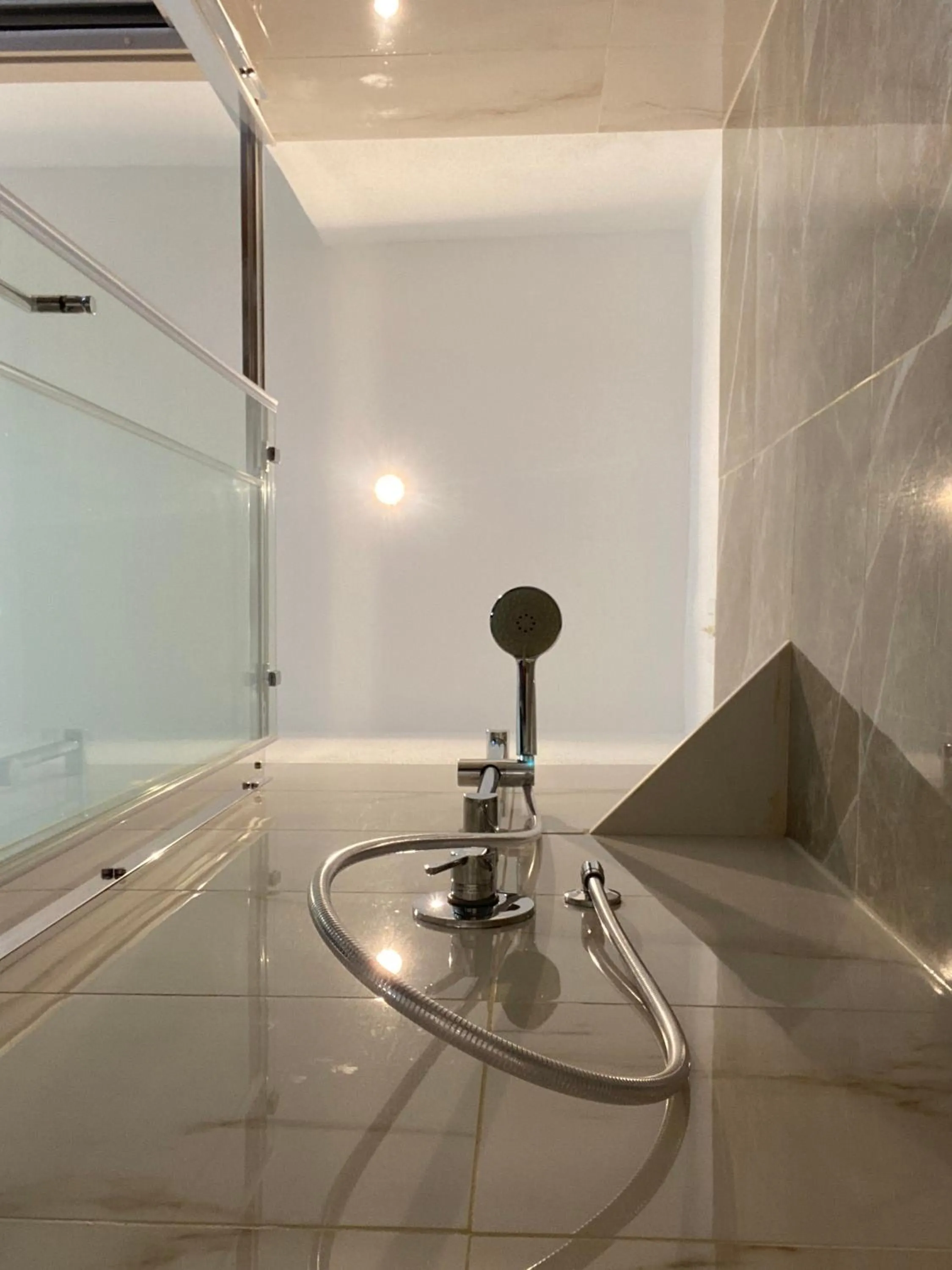 Shower in Hotel Victoria