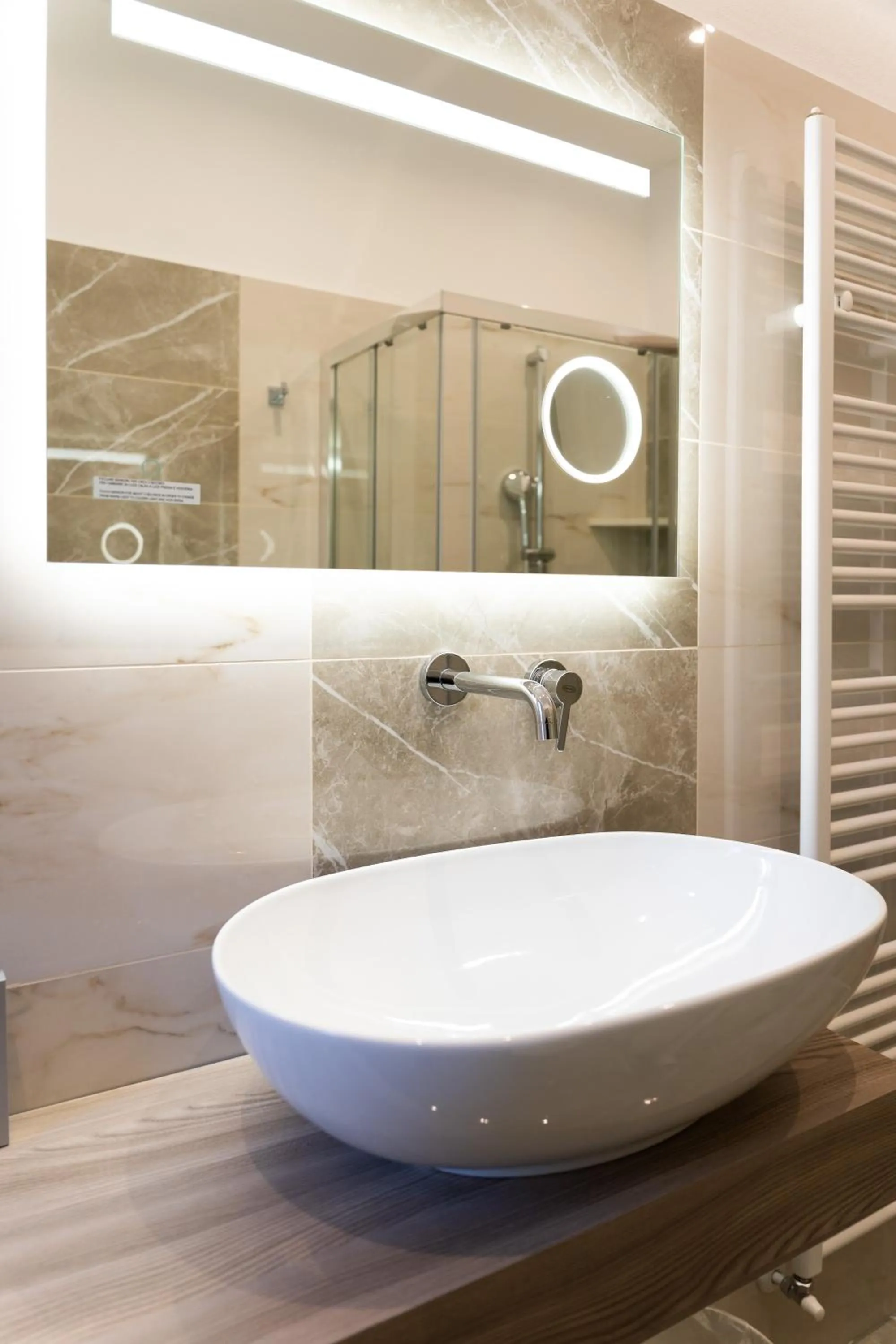 Shower in Hotel Victoria