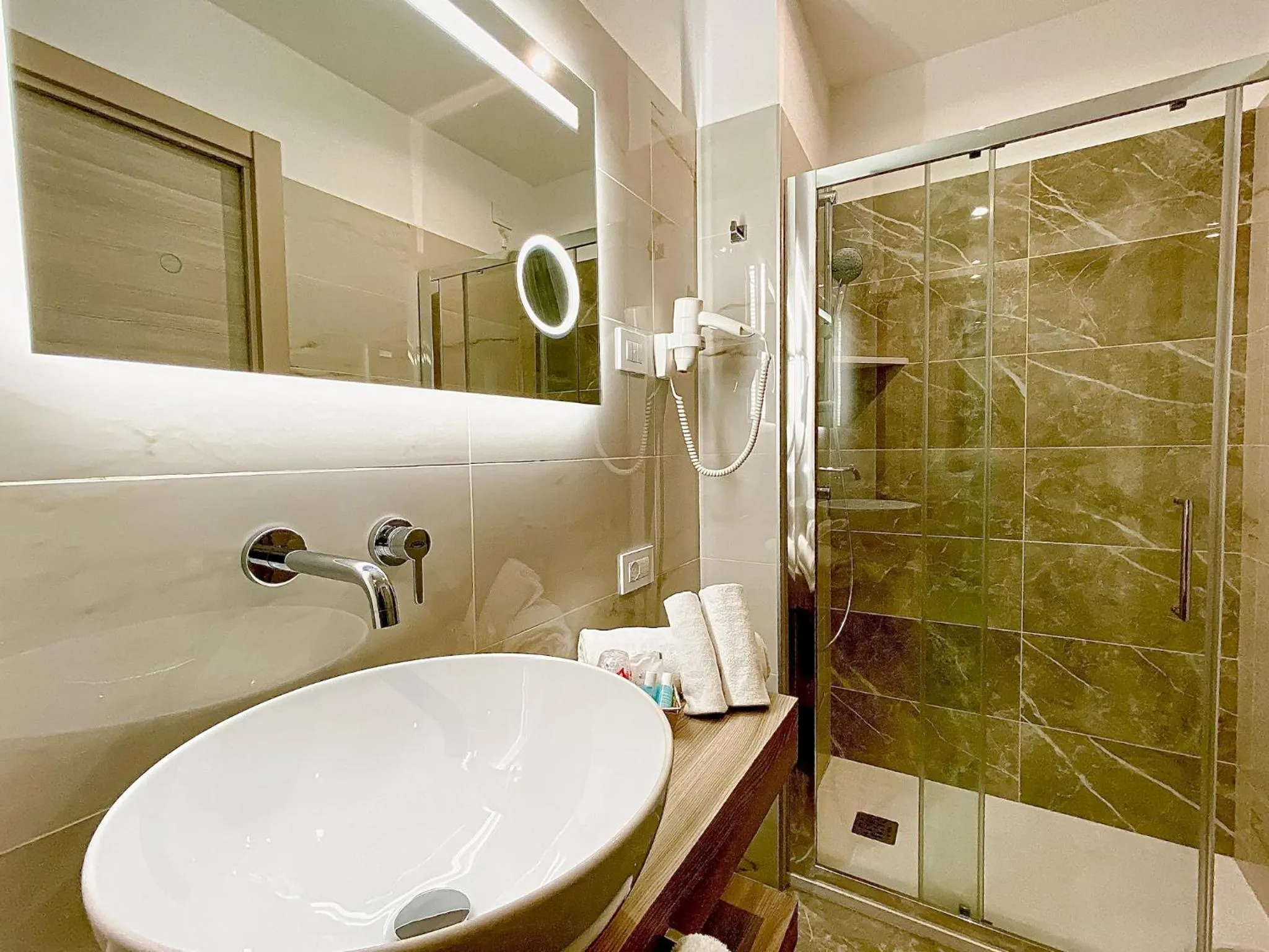 Shower in Hotel Victoria