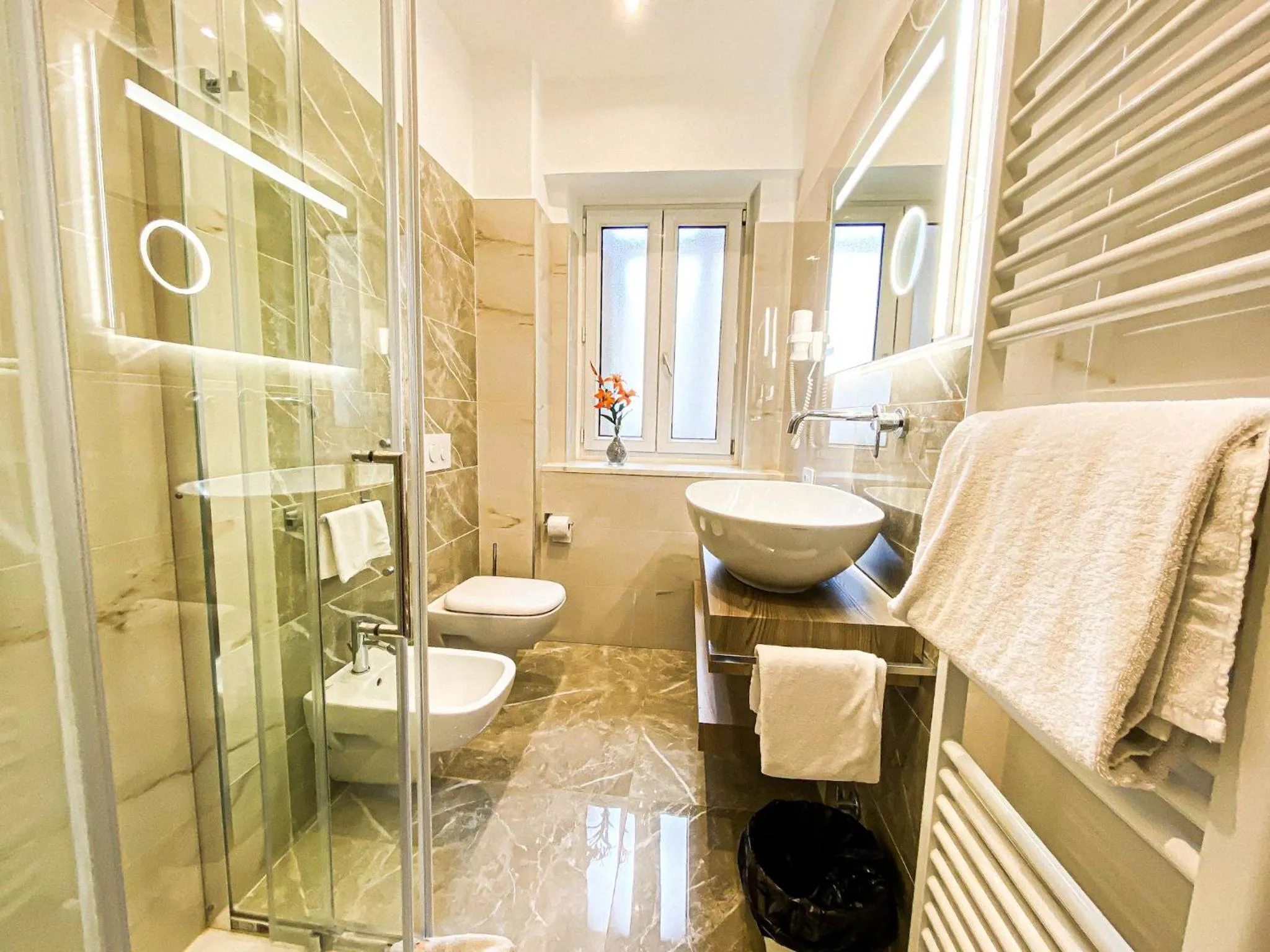 Toilet in Hotel Victoria