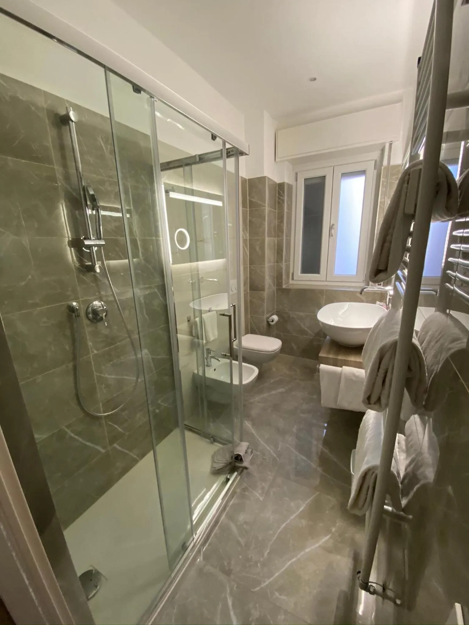 Shower in Hotel Victoria