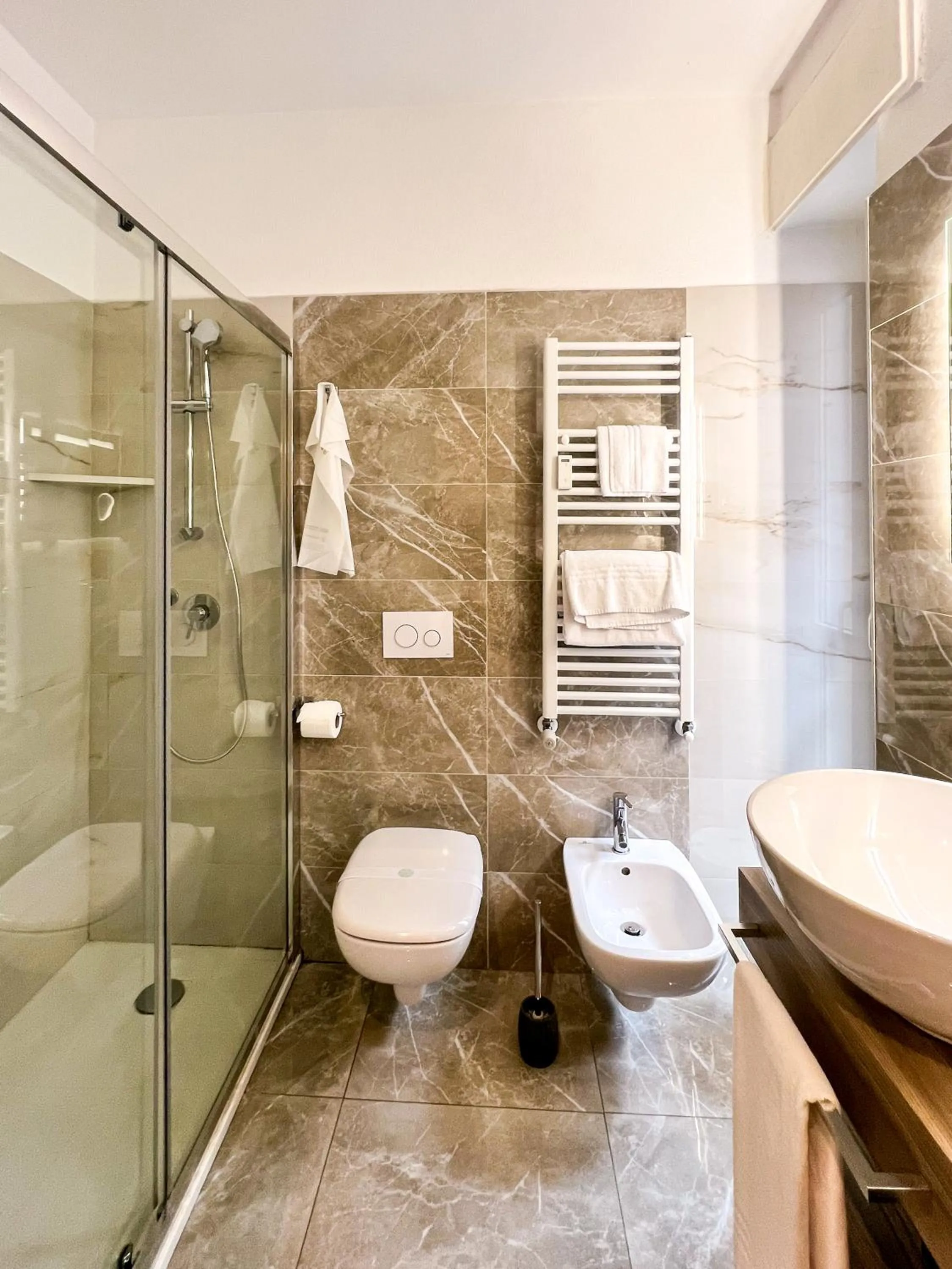 Shower in Hotel Victoria