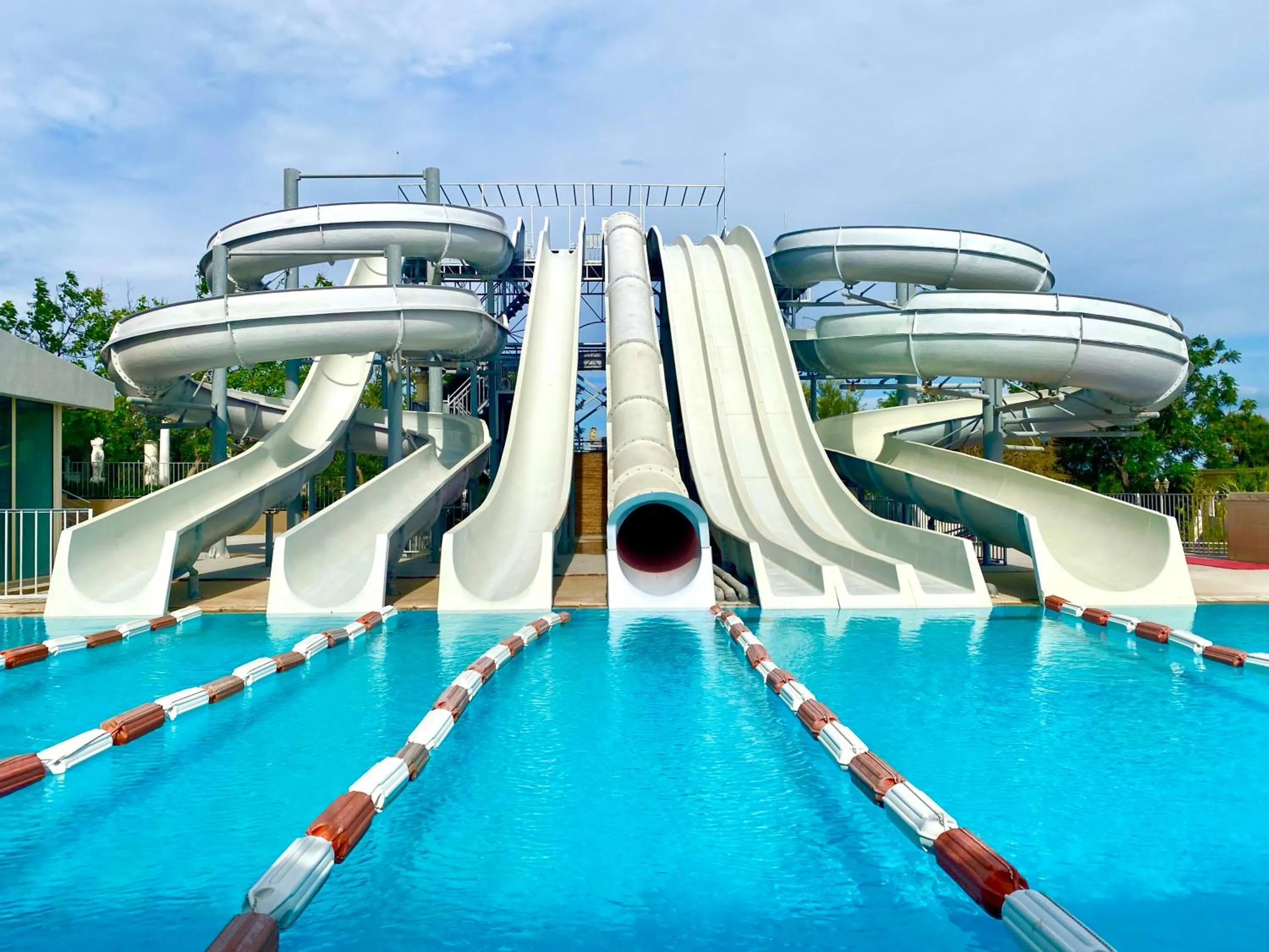 Swimming pool in LAUR HOTELS Experience & Elegance