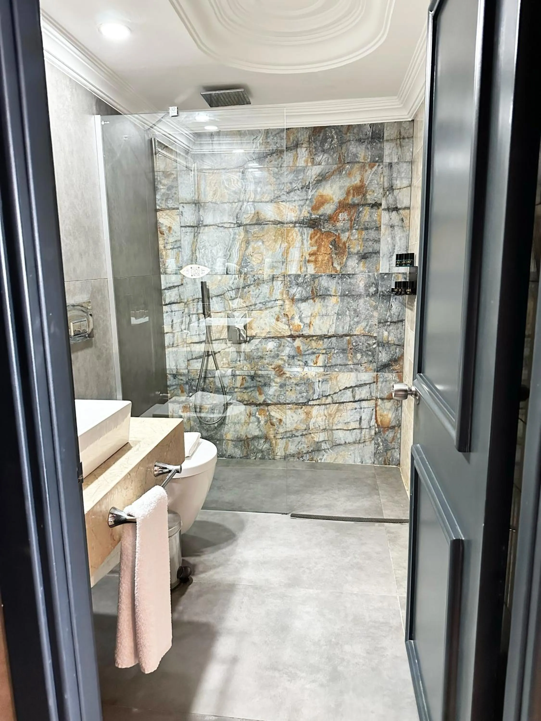 Shower in LAUR HOTELS Experience & Elegance