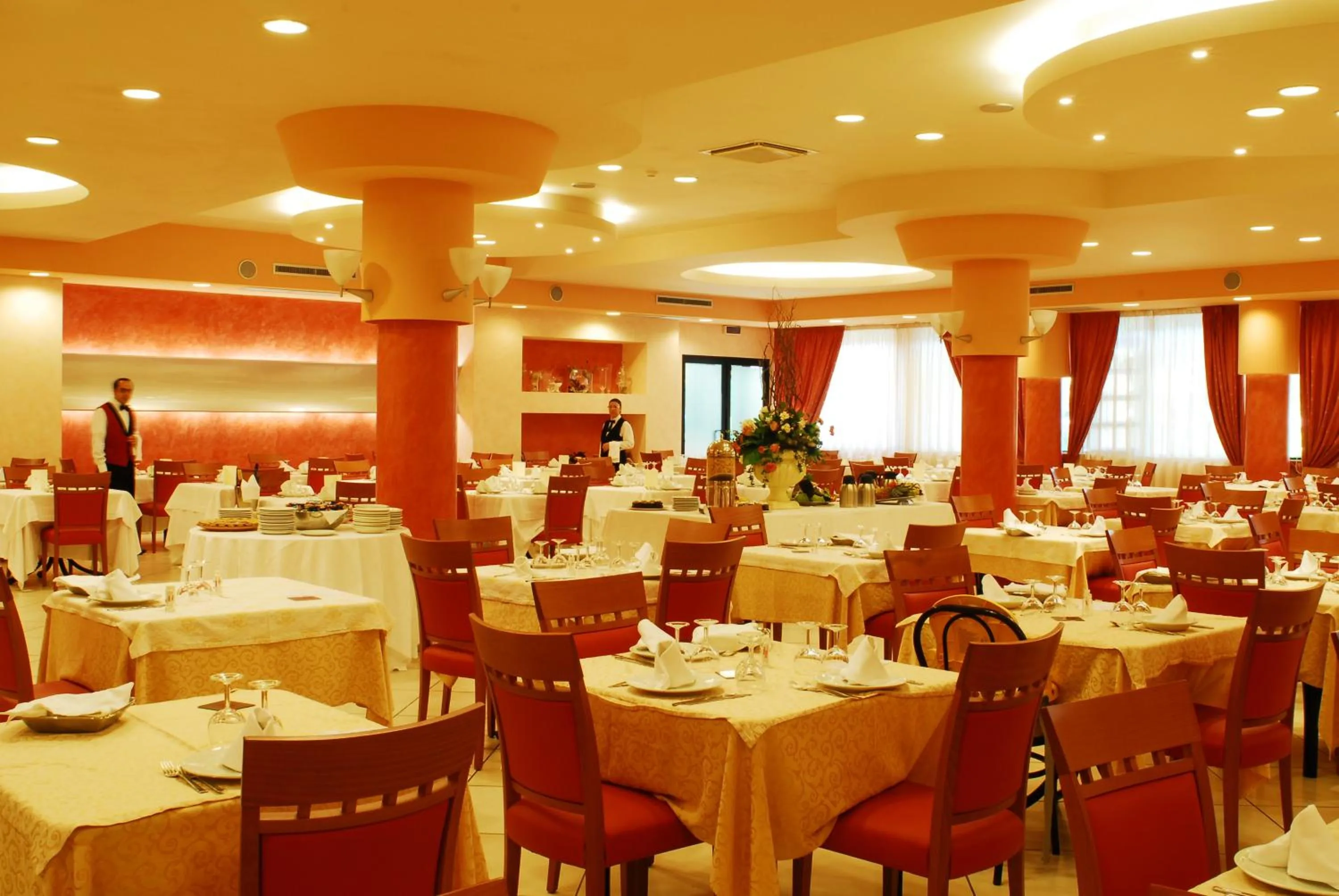 Restaurant/places to eat in Hotel Club Astor