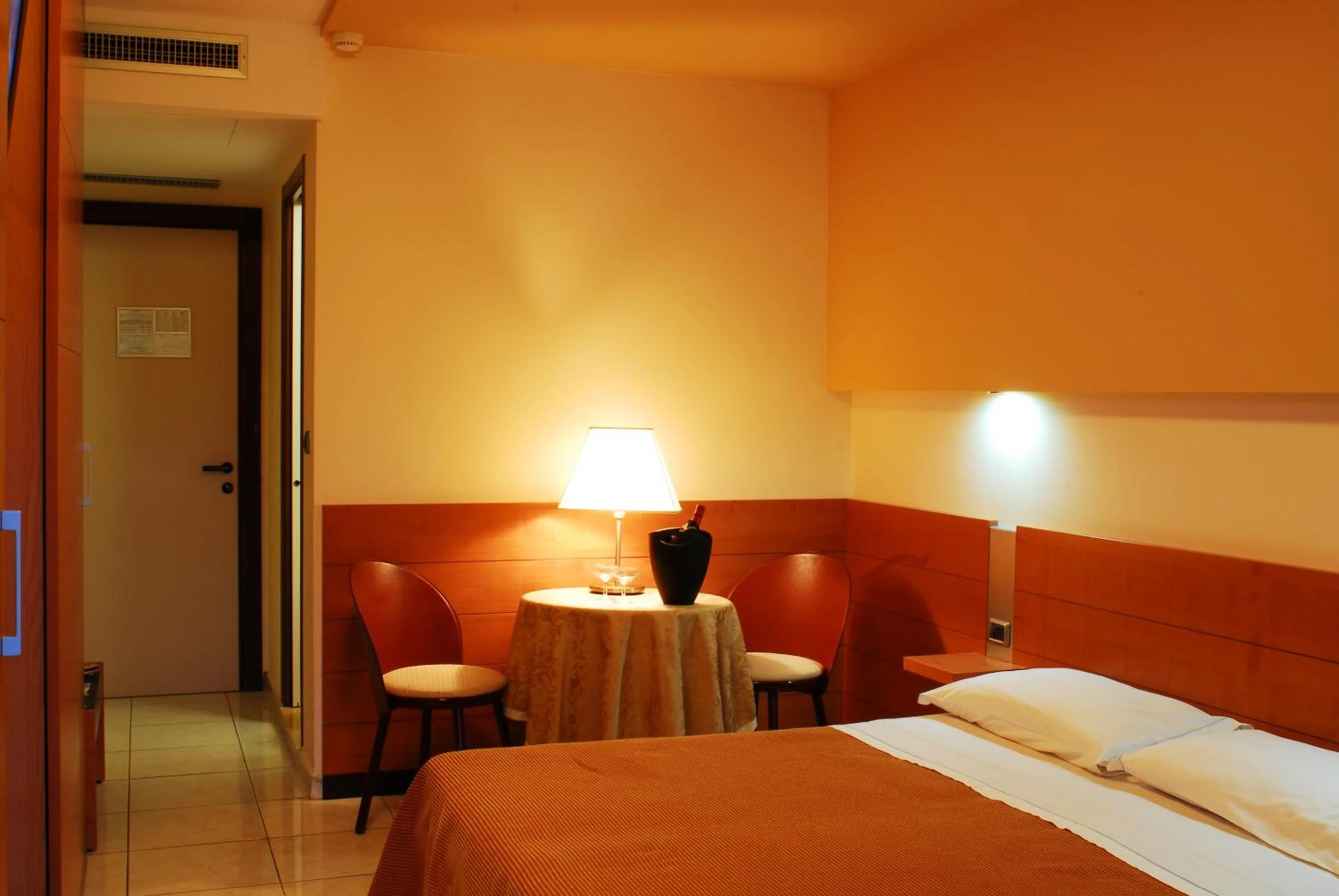 Photo of the whole room, Bed in Hotel Club Astor