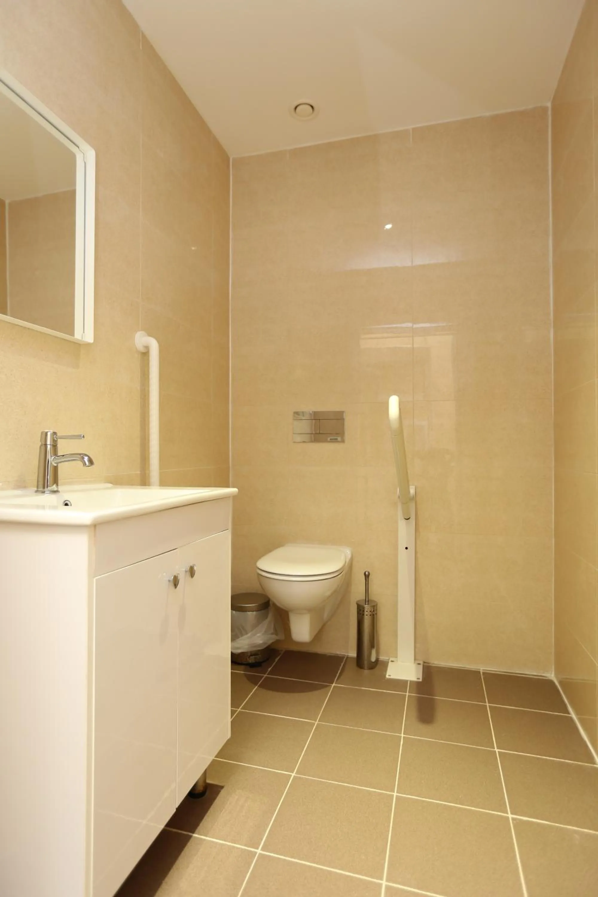 Shower in Sergei Palace Hotel