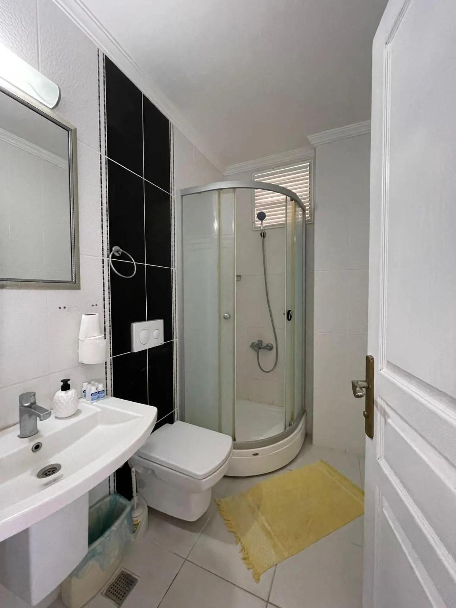 Bathroom in Arden Hotel