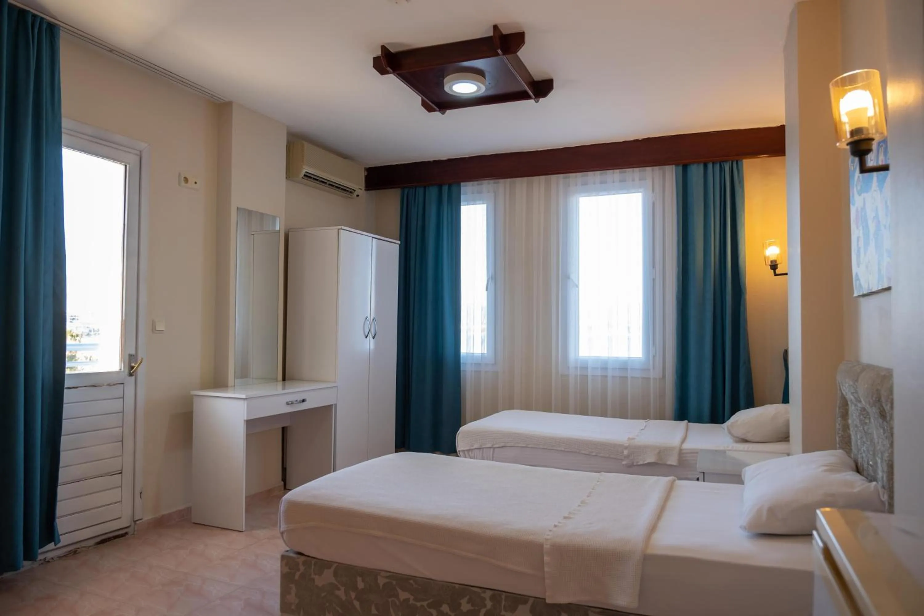 Photo of the whole room, Bed in Arden Hotel