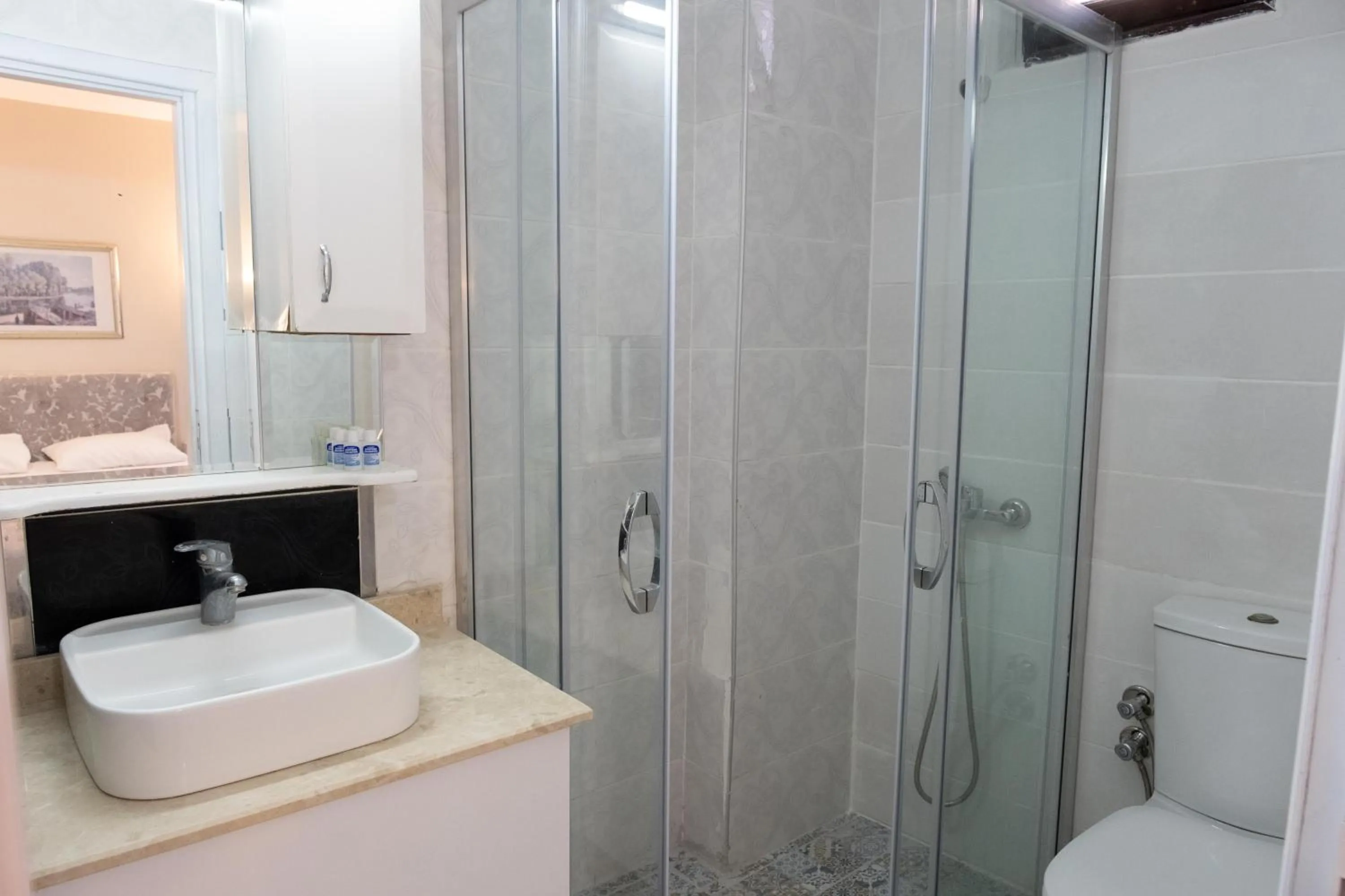 Bathroom in Arden Hotel