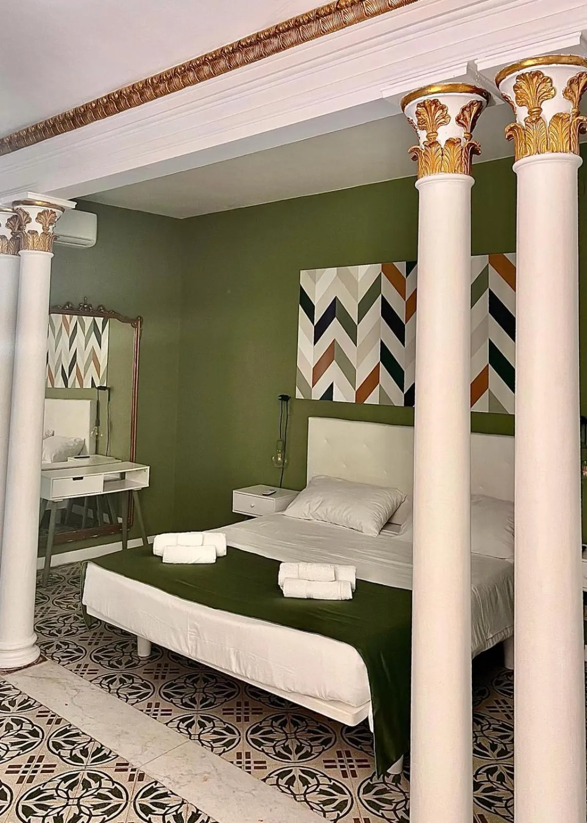 Photo of the whole room, Bed in Palazzo delle Logge