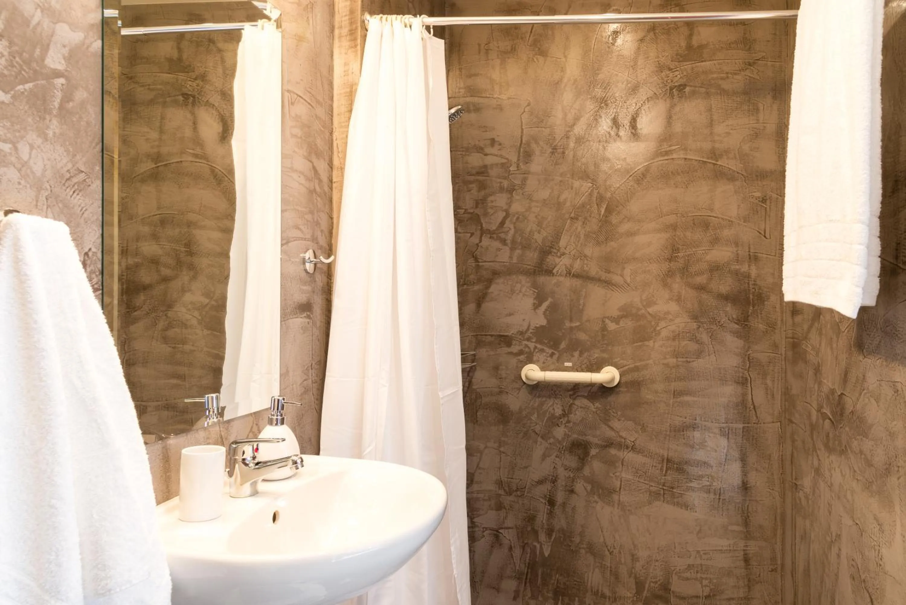 Shower in CHROMA Lodge Pikermi