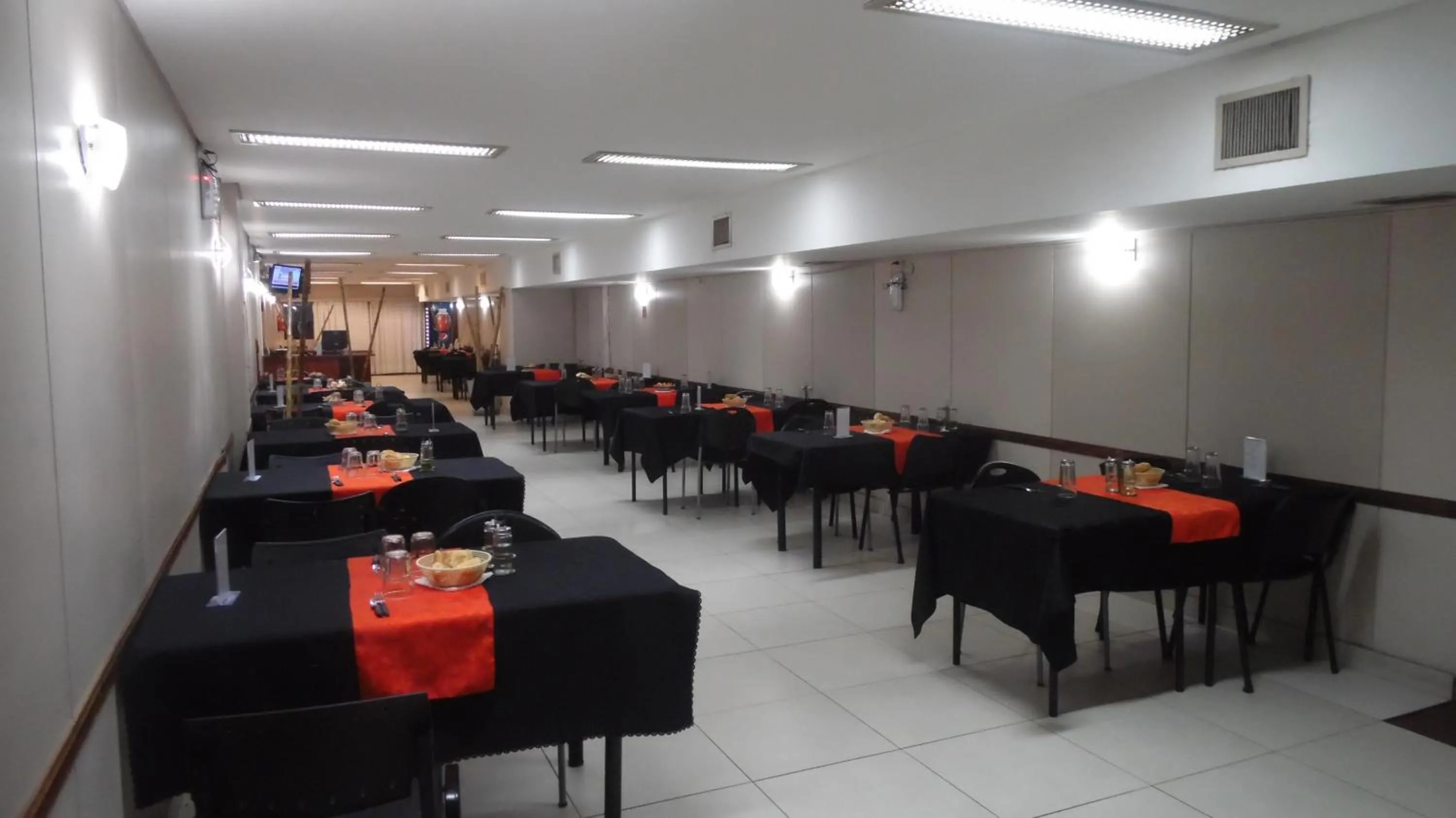 Restaurant/places to eat in Adrazi Internacional