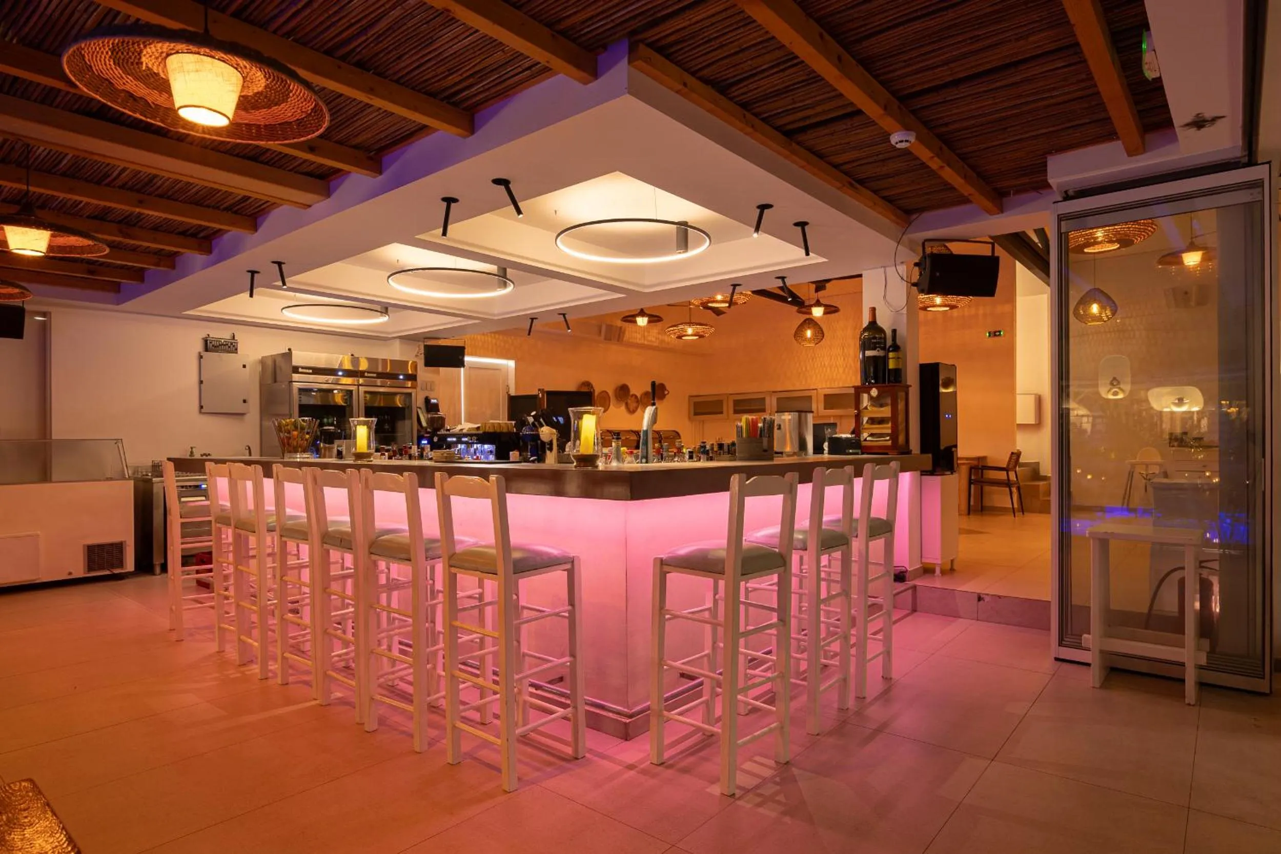 Restaurant/places to eat in Oasis Beach Hotel