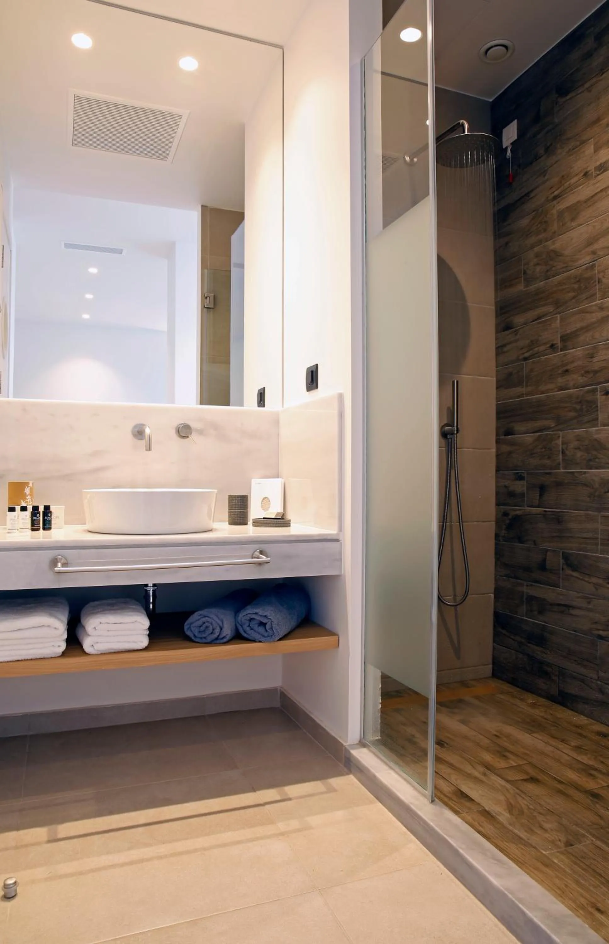 Shower in Oasis Beach Hotel