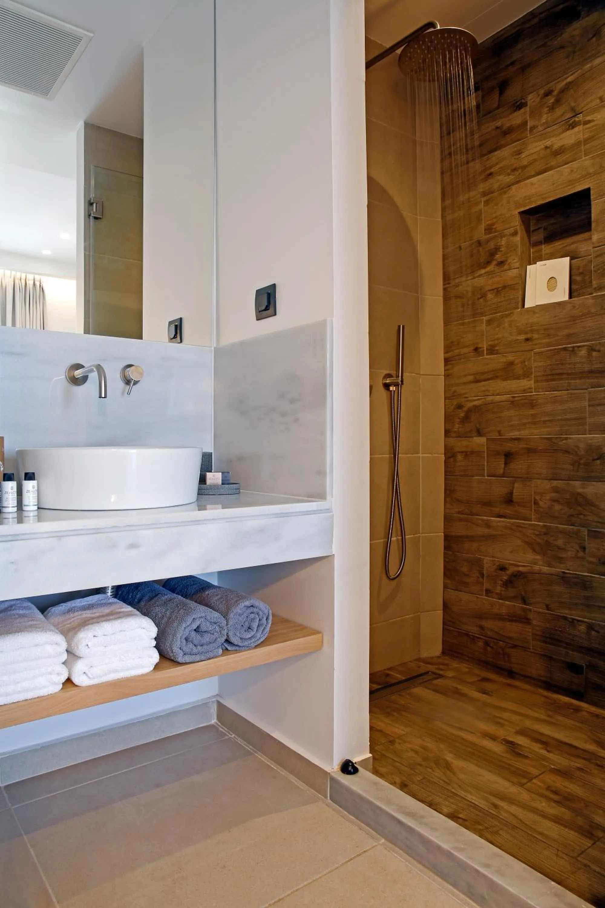 Shower in Oasis Beach Hotel