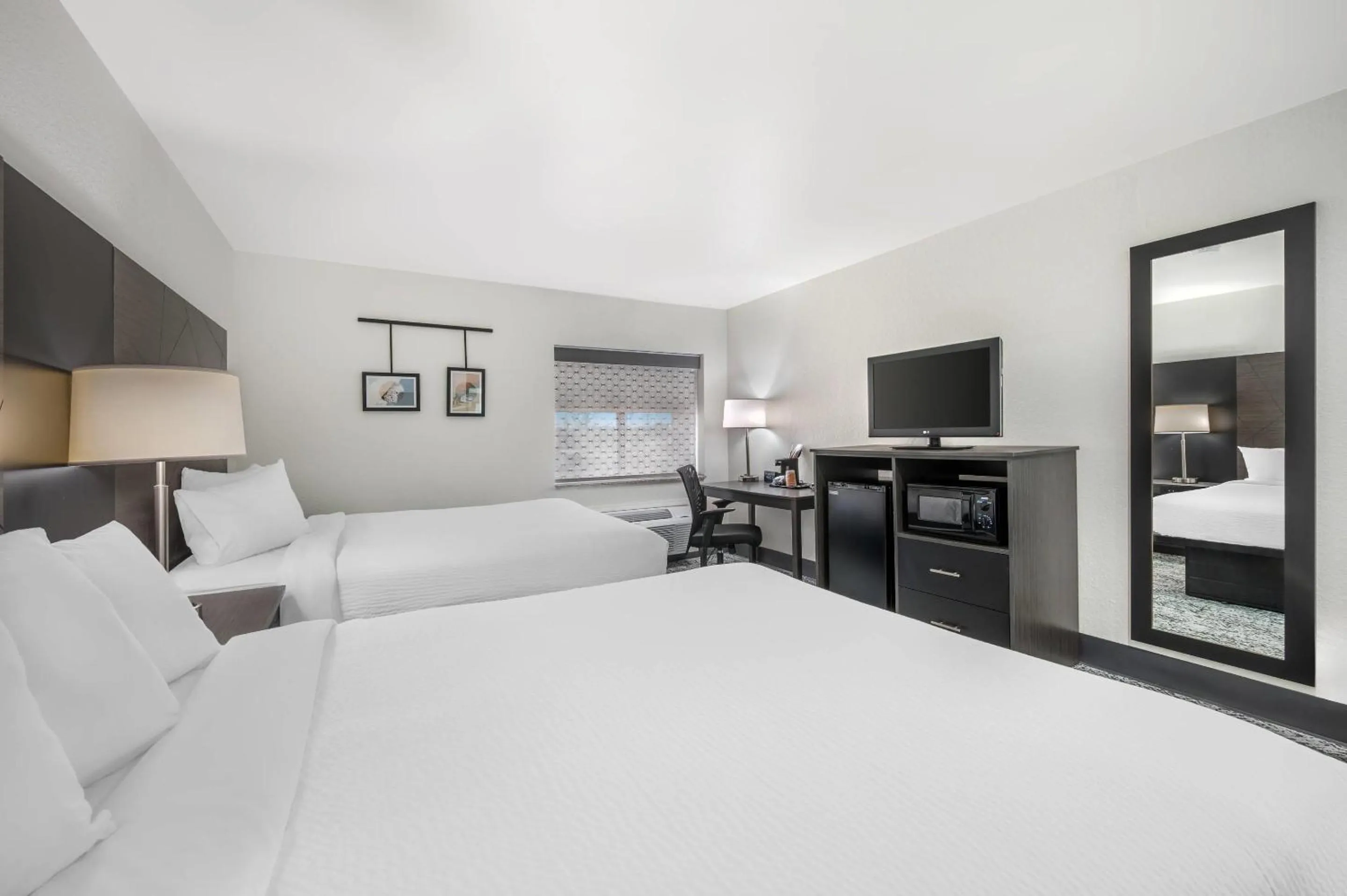 Bedroom, Bed in Sleep Inn Champaign North - Urbana