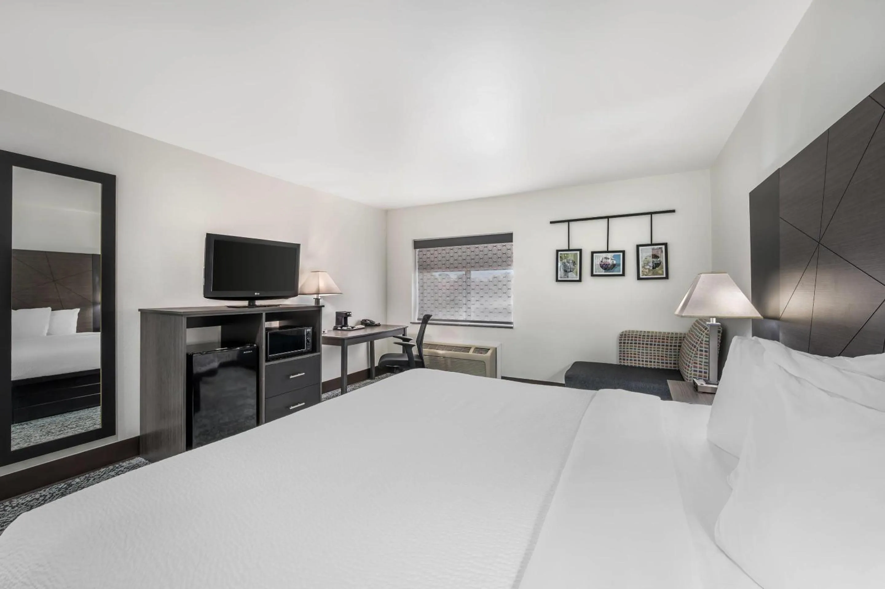 Bedroom, Bed in Sleep Inn Champaign North - Urbana