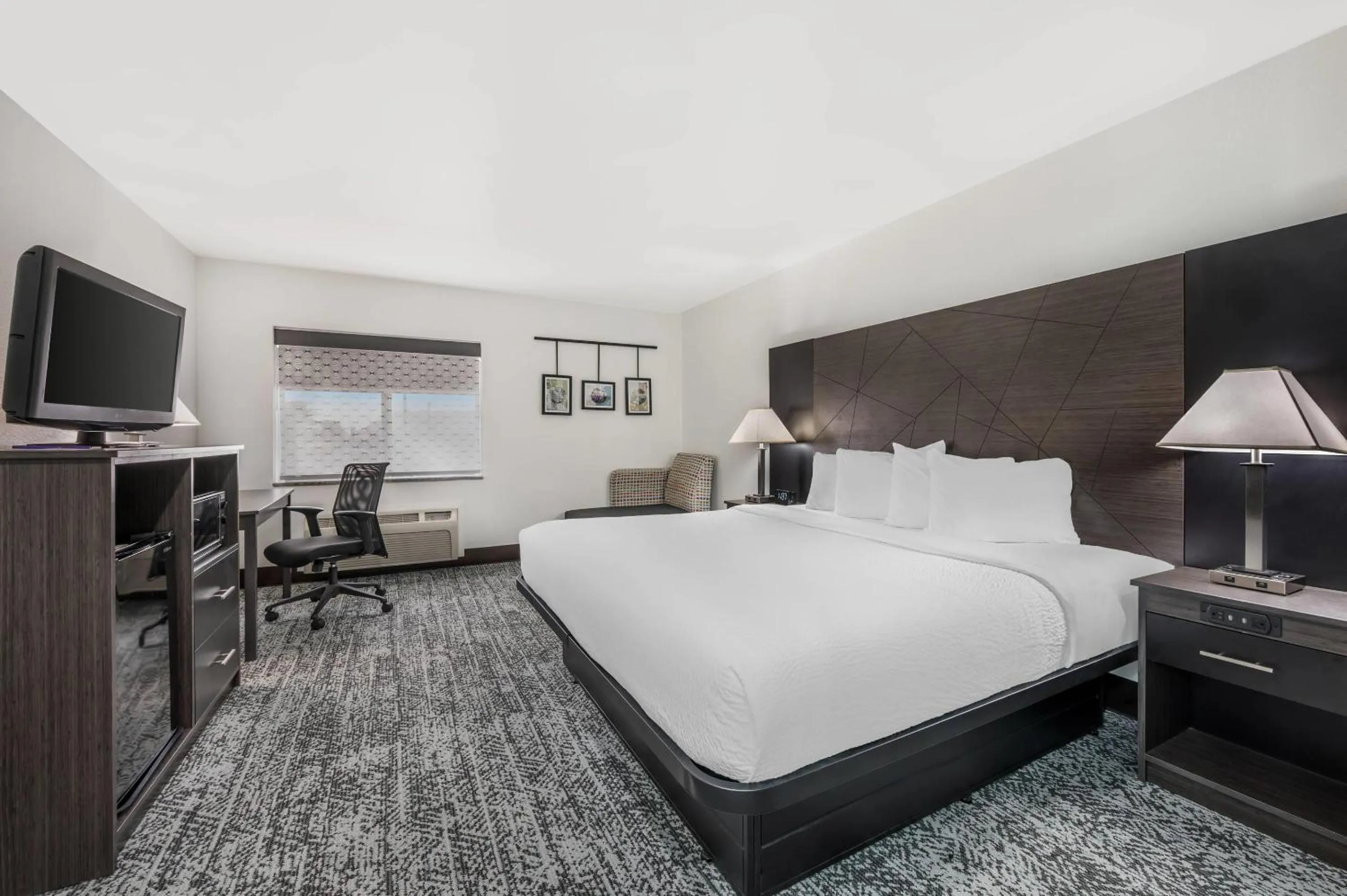 Bedroom, Bed in Sleep Inn Champaign North - Urbana