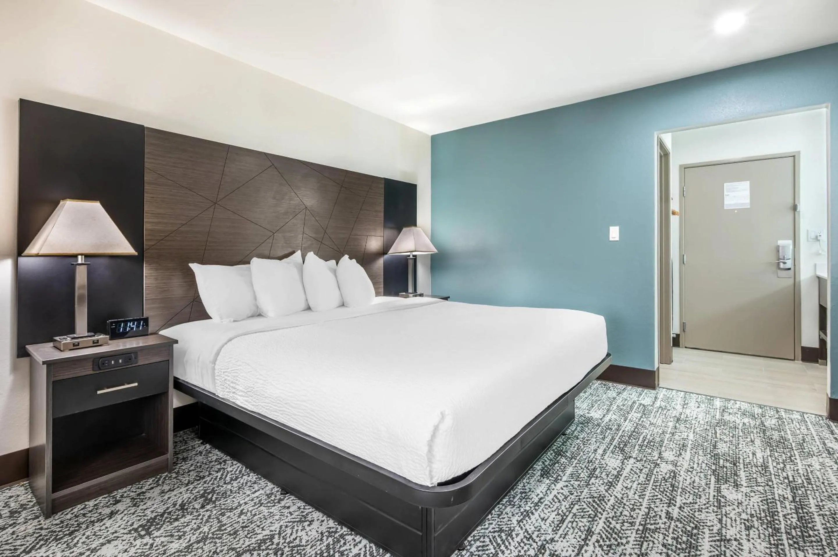 Bedroom, Bed in Sleep Inn Champaign North - Urbana